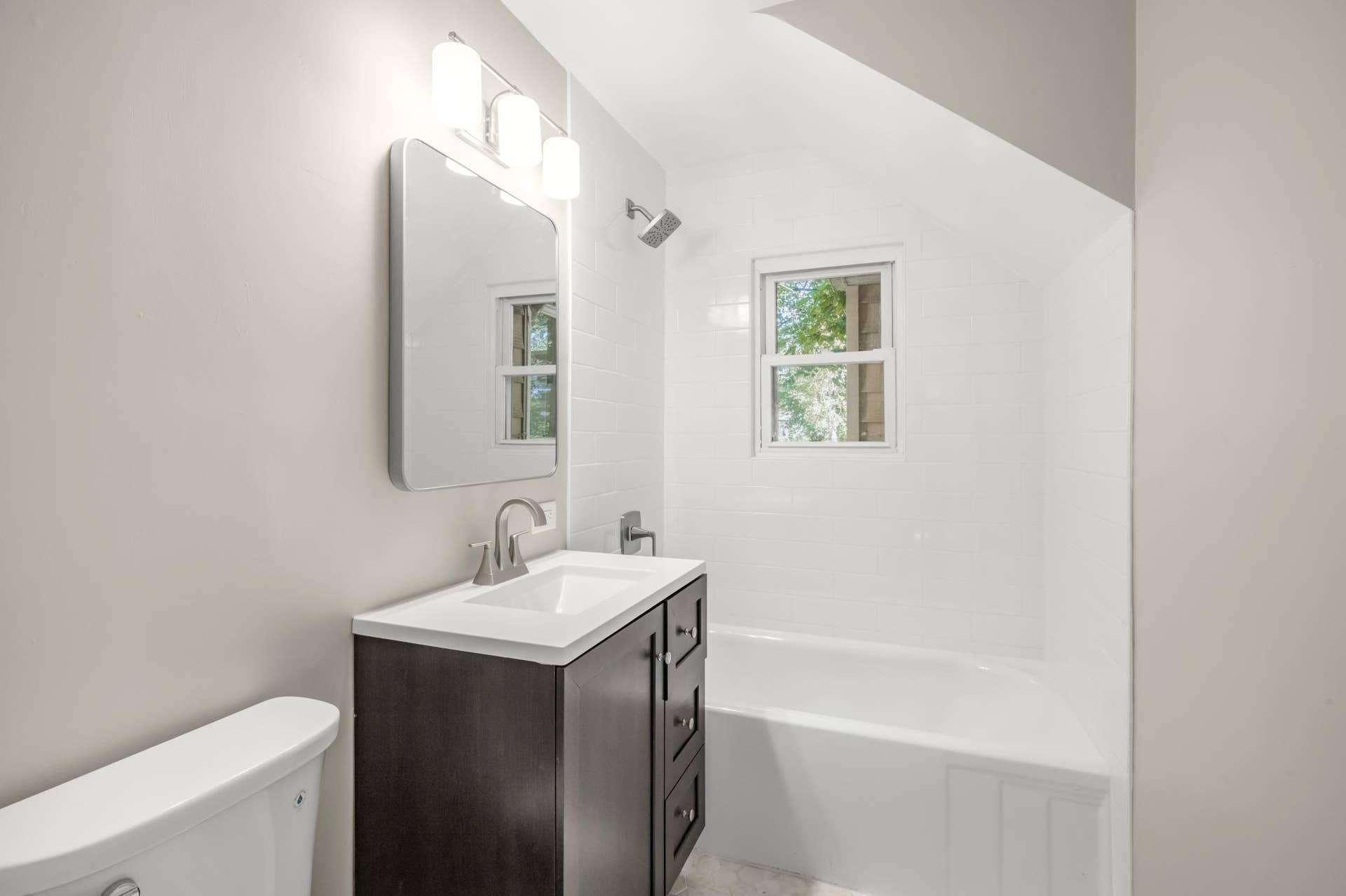 756 Mcknight Road N, Maplewood, MN 55119 Remodeled full main floor bathroom