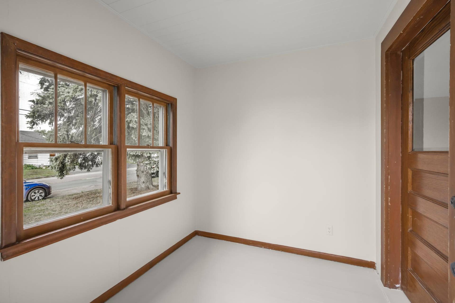 756 Mcknight Road N, Maplewood, MN 55119 Inviting, large entry space right when you walk in the door.