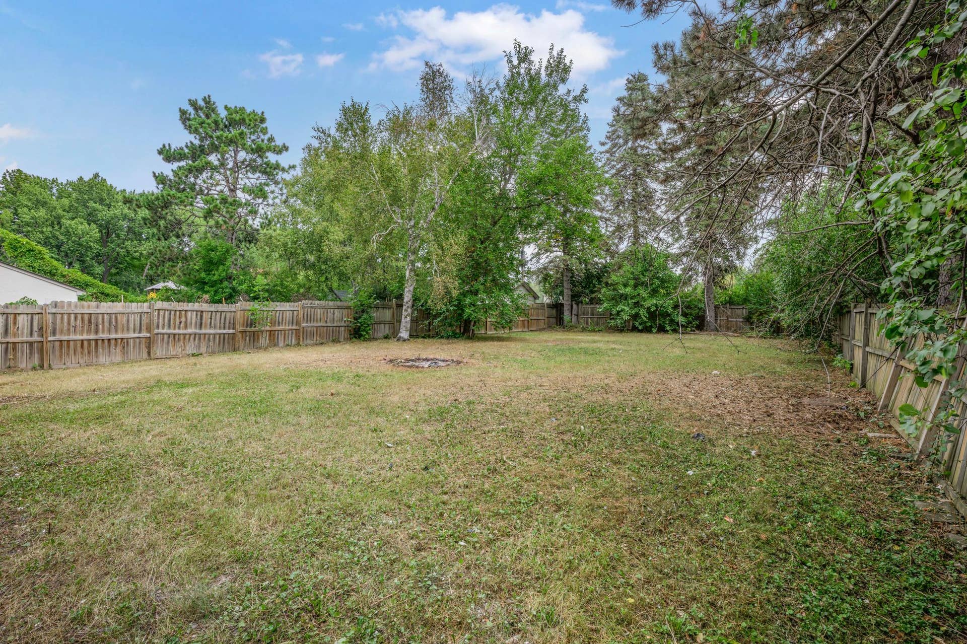 756 Mcknight Road N, Maplewood, MN 55119 Huge, fully fenced 1/3 acre lot! the privacy fence surrounds the enormous backyard - ideal for 4 legged family members, gardens and yard games with friends and family