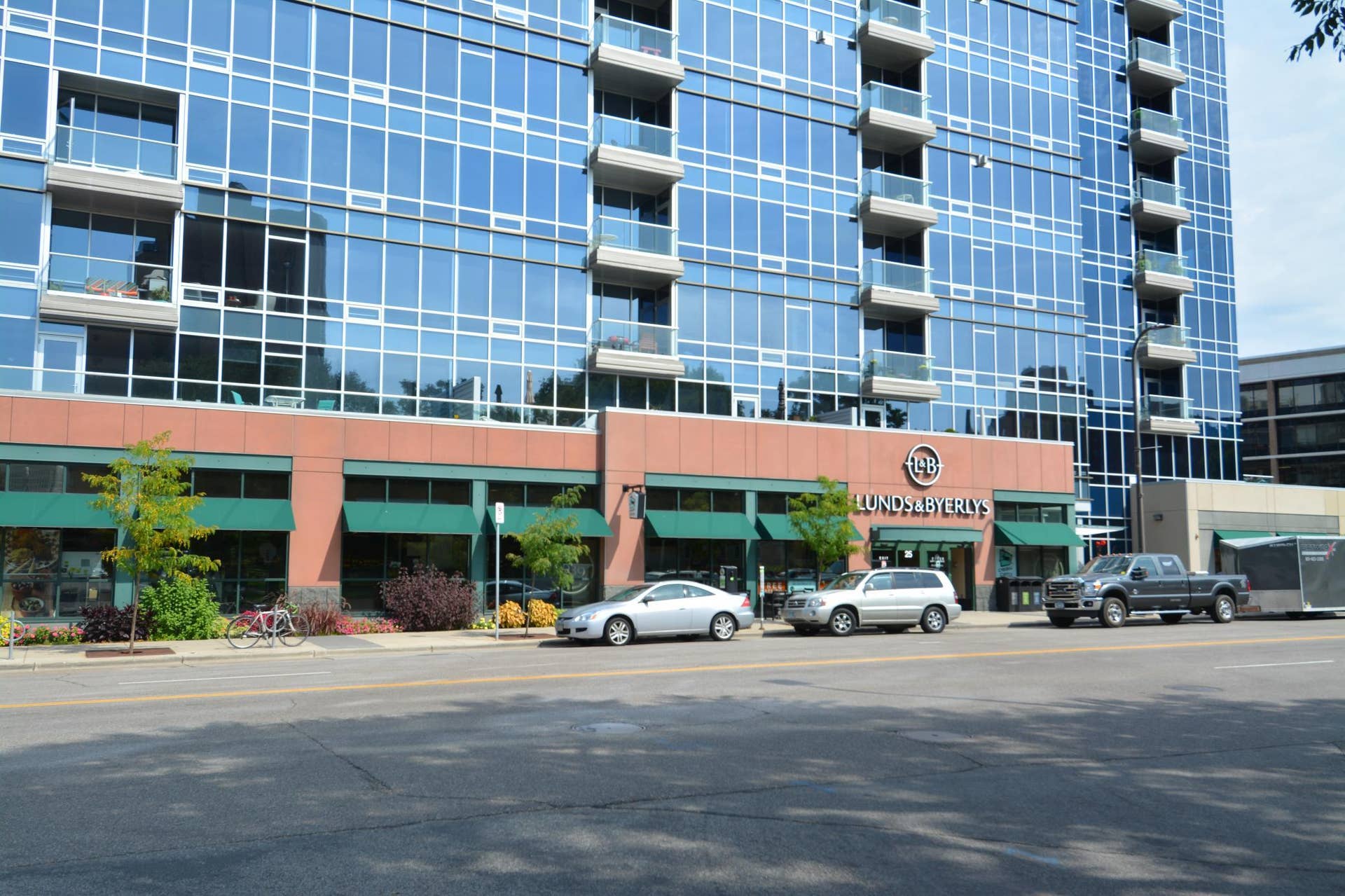 100 2nd Street SE, #406, 50, Minneapolis, MN 55414 Walk to Lunds & Byerly's Grocery
