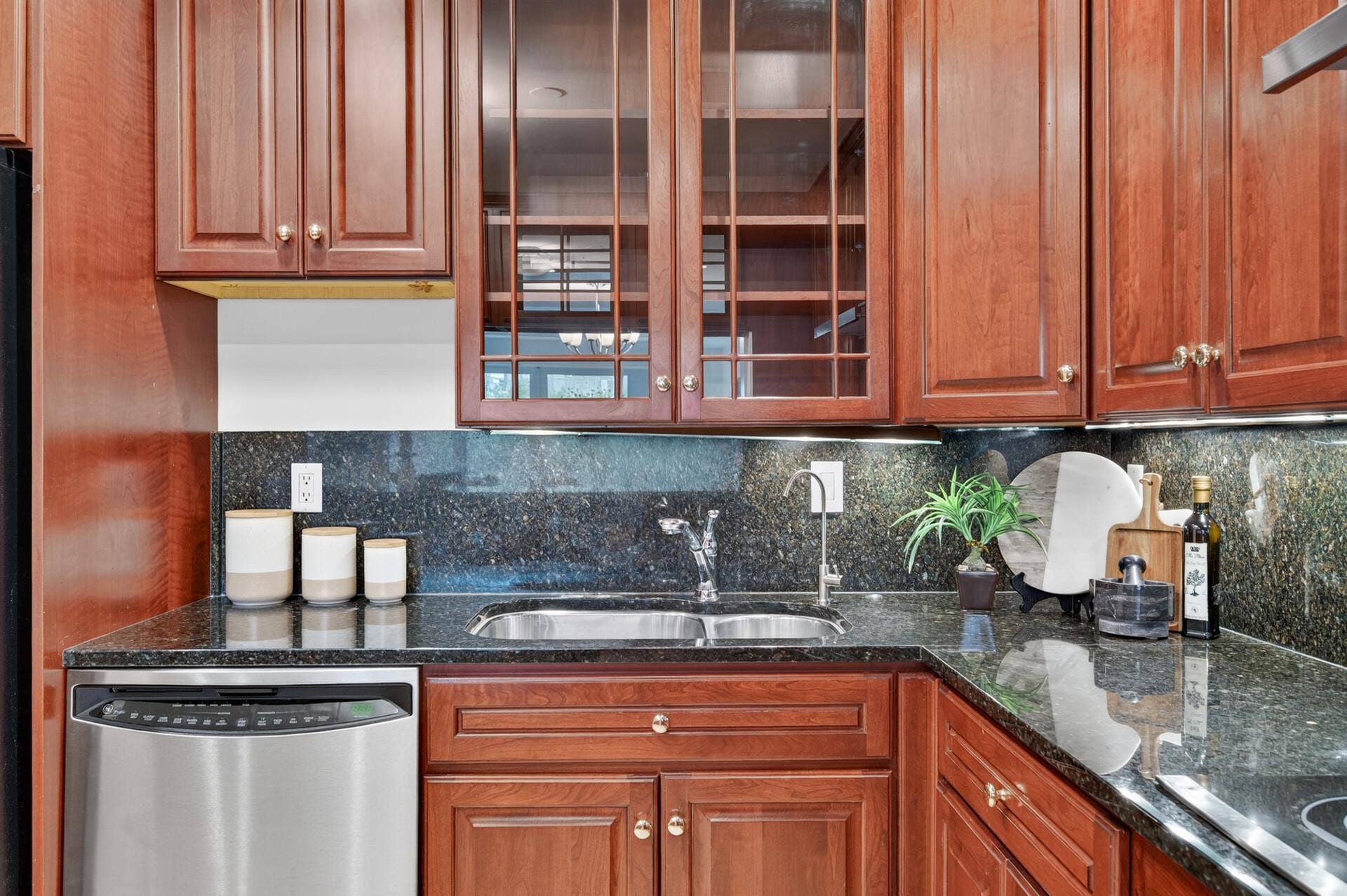 100 2nd Street SE, #406, 50, Minneapolis, MN 55414 Kitchen Granite Countertops and Backsplash