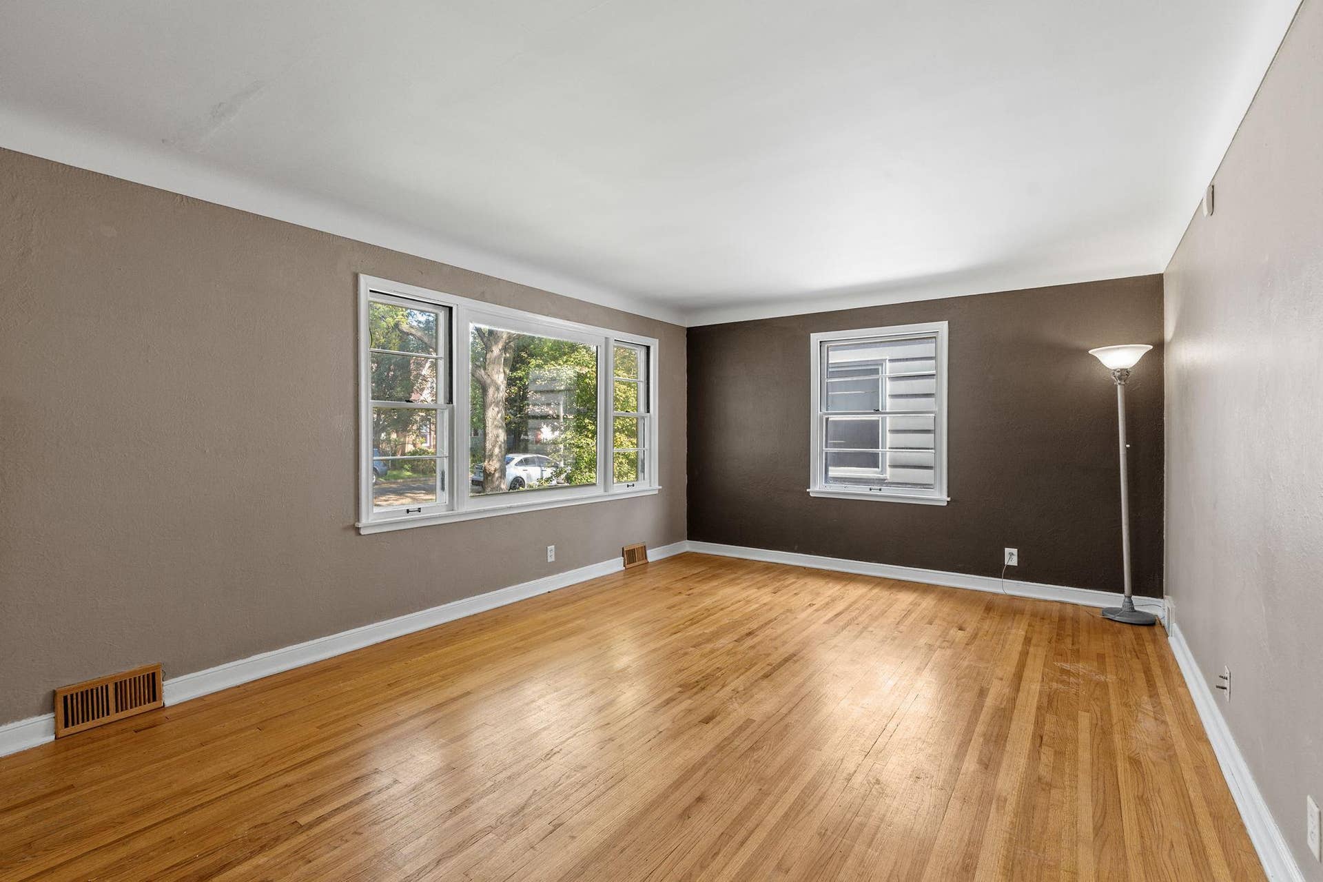 906 Sherwood Avenue, 98, Saint Paul, MN 55106 Spacious Living Room!