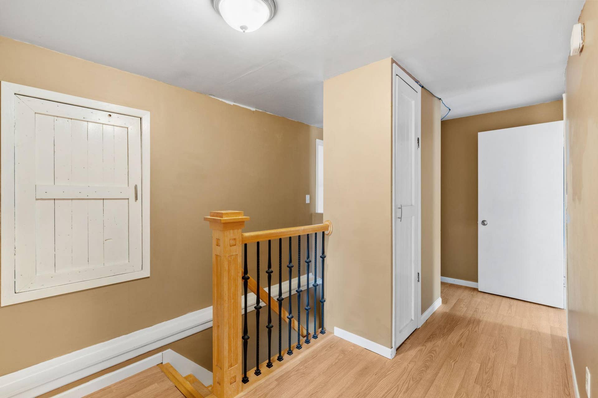 906 Sherwood Avenue, 98, Saint Paul, MN 55106 Upper Level Landing