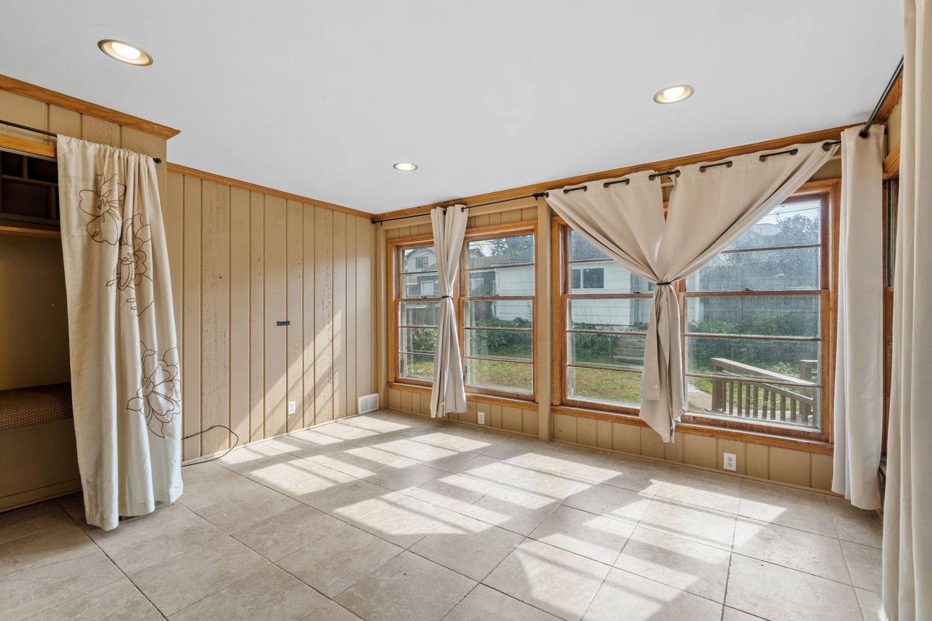 906 Sherwood Avenue, 98, Saint Paul, MN 55106 Versatile 4 Season Porch/Sunroom