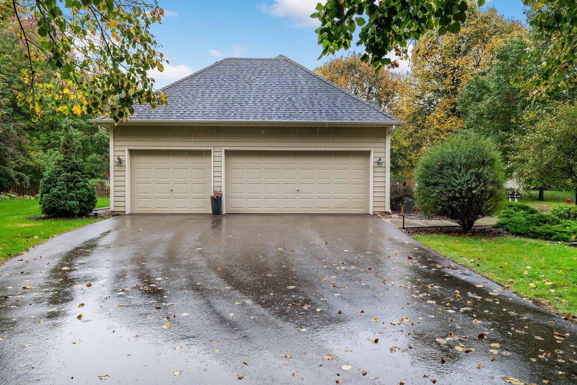 3402 Fairfax Lane, Woodbury, MN 55129 Exterior Garage
