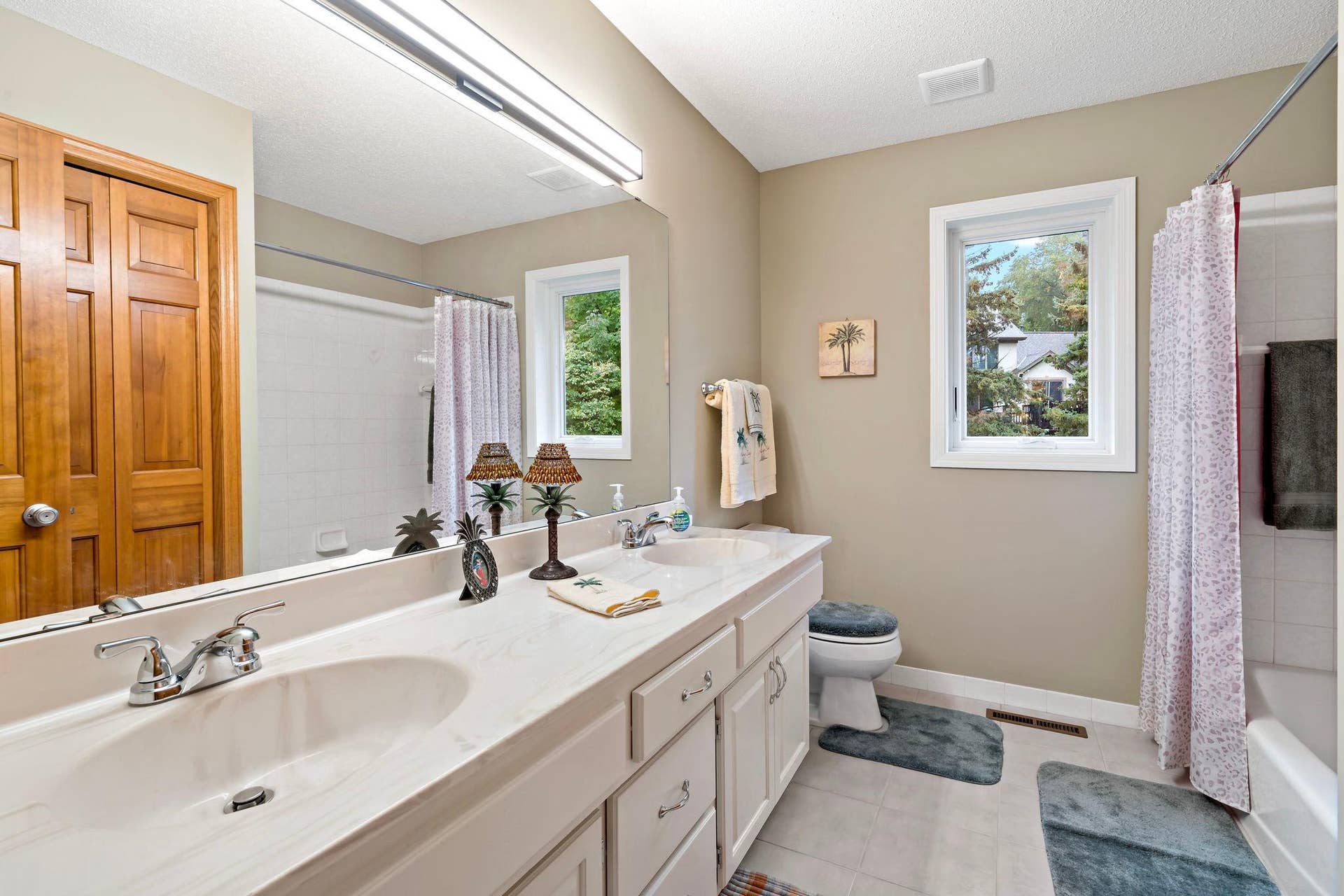 3402 Fairfax Lane, Woodbury, MN 55129 Second Floor Full Bathroom