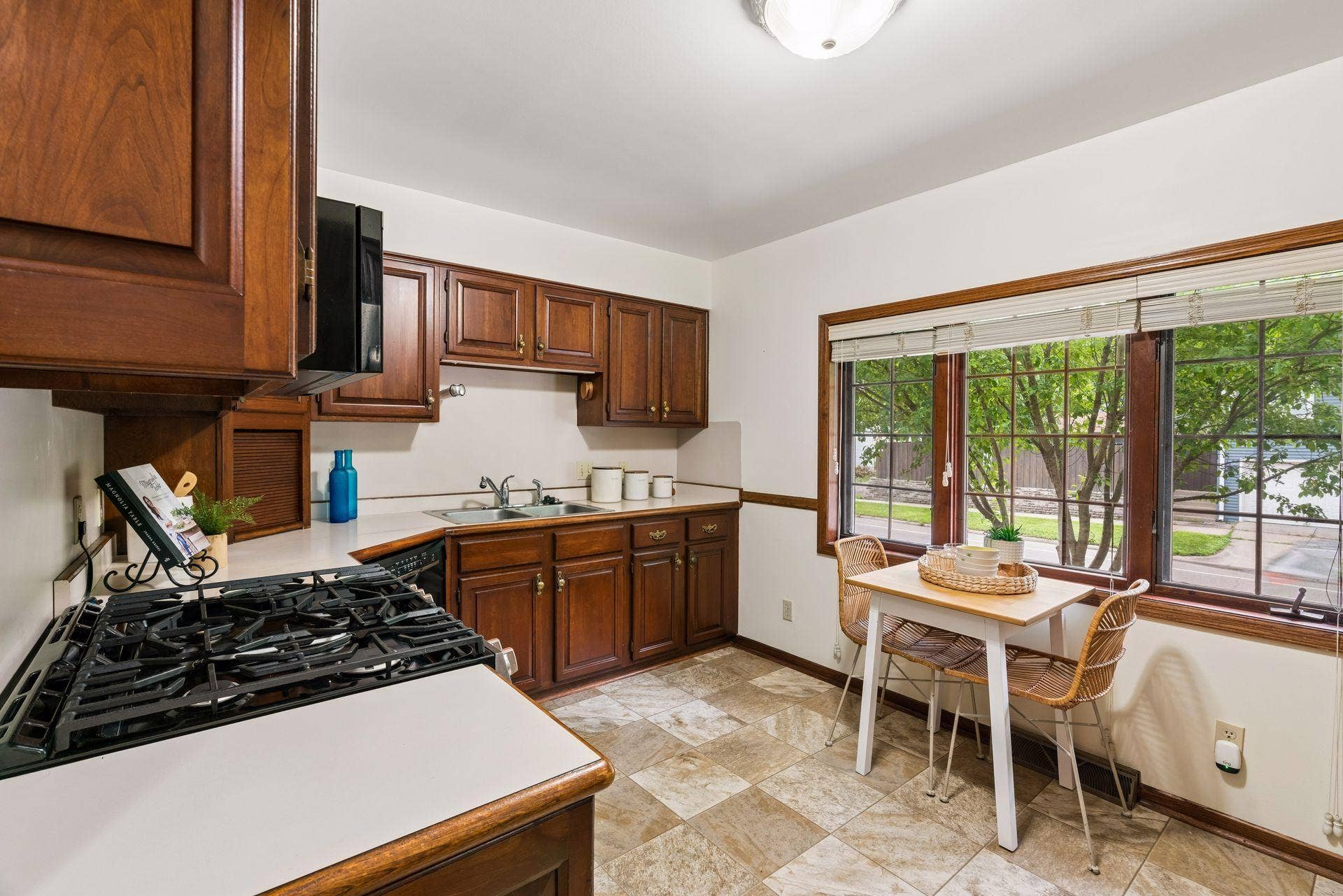Eat-in kitchen