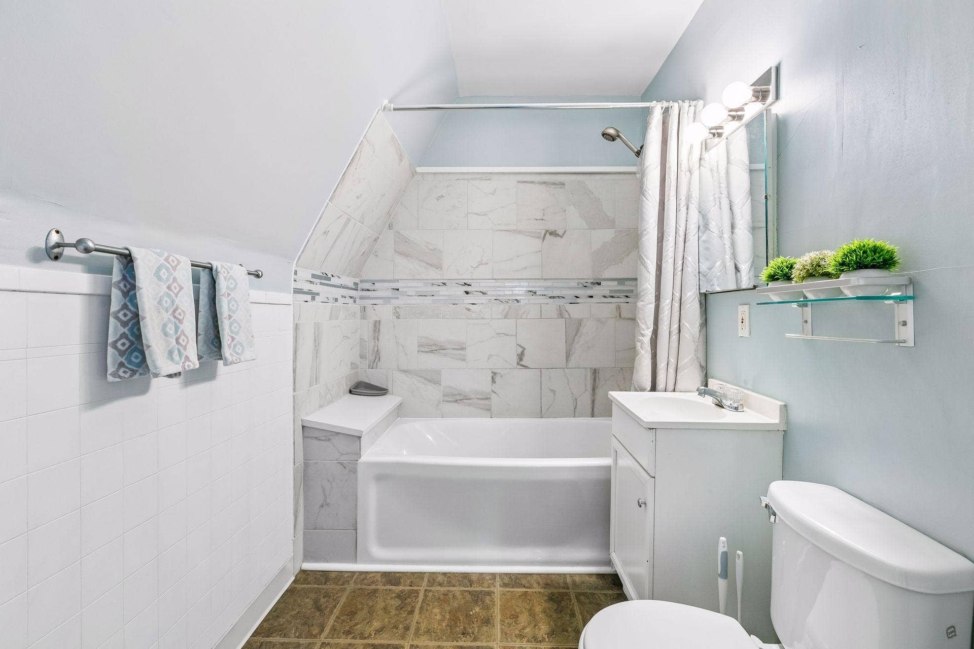 1505 Sherburne Avenue, 93, Saint Paul, MN 55104 1505 Sherburne Avenue - Bath up.jpg