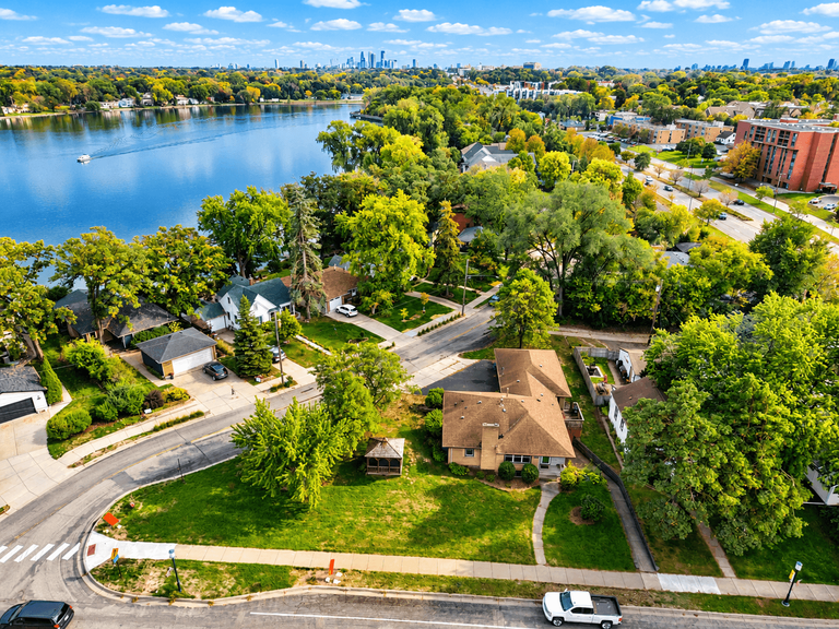 4201 40th Avenue N, Robbinsdale, MN 55422 007_lakeside_neighborhood_with_city_skyline_68.png