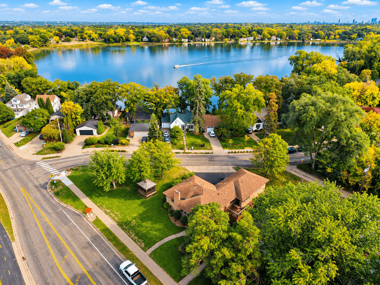 4201 40th Avenue N, Robbinsdale, MN 55422 004_tranquil_lakeside_suburban_panorama_1_330.png