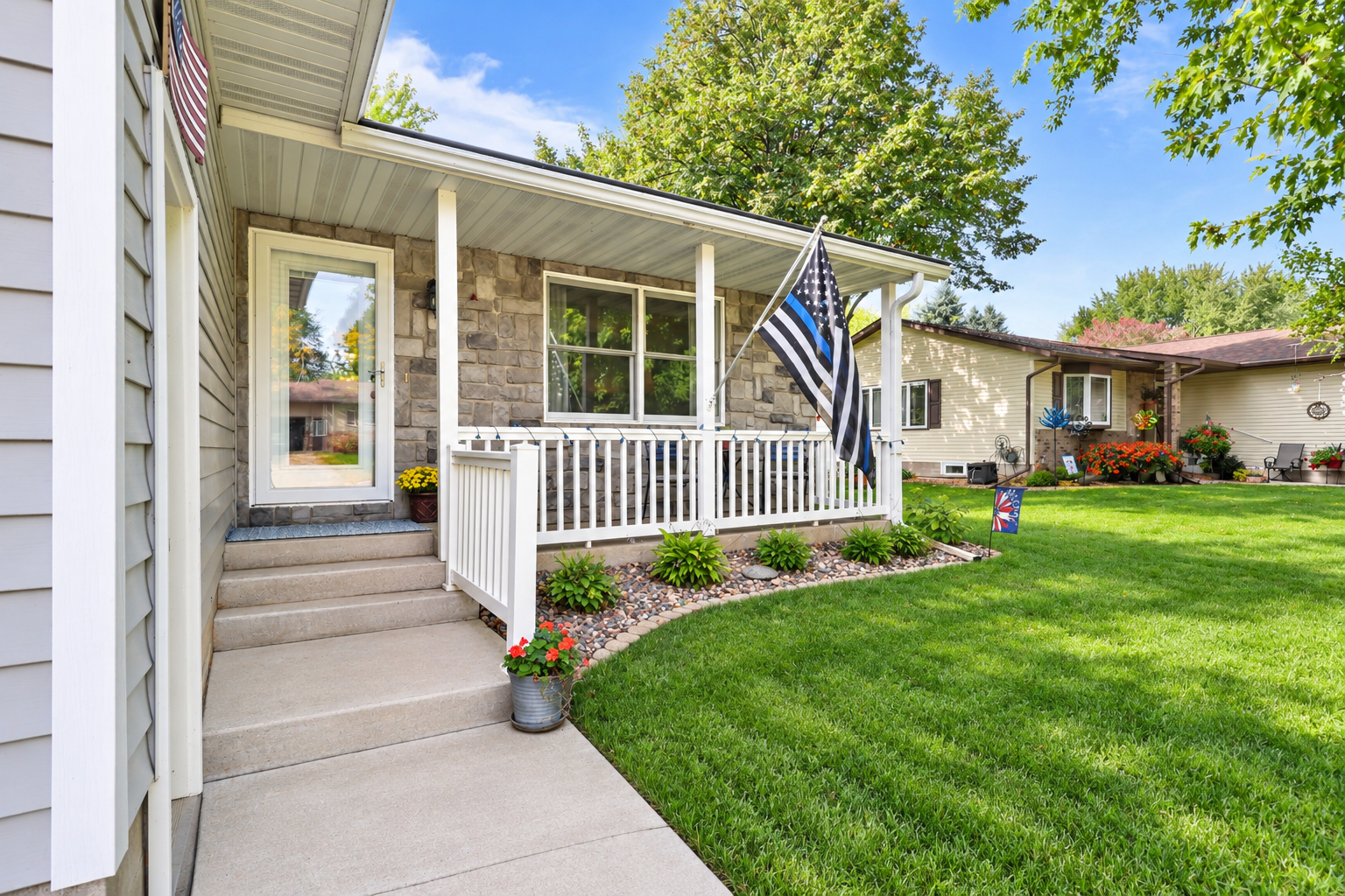 260 Westgate Drive, Winsted, MN 55395 Covered Entry Front Porch