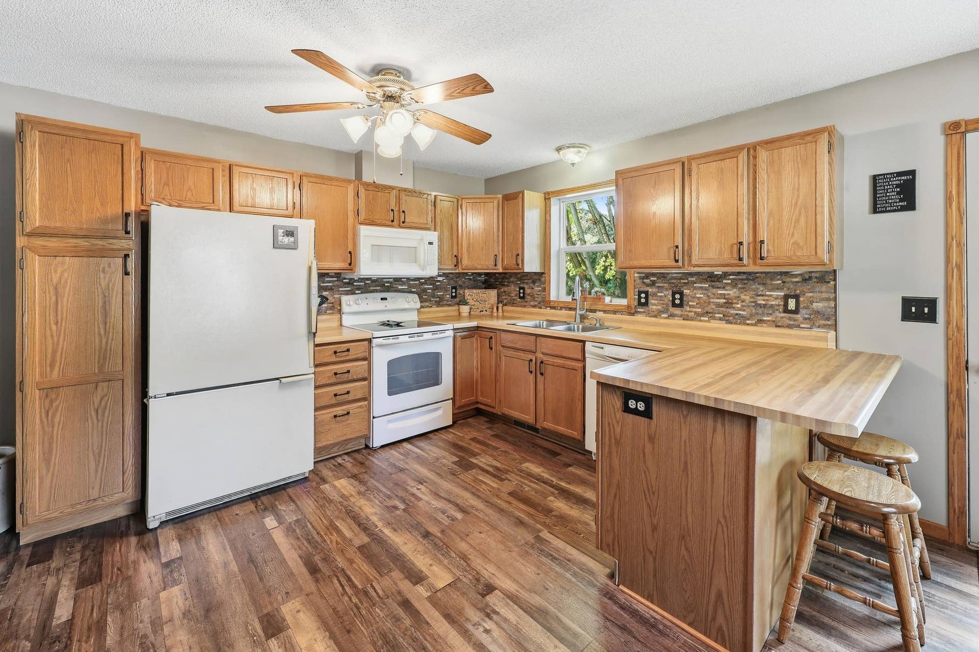260 Westgate Drive, Winsted, MN 55395 Kitchen