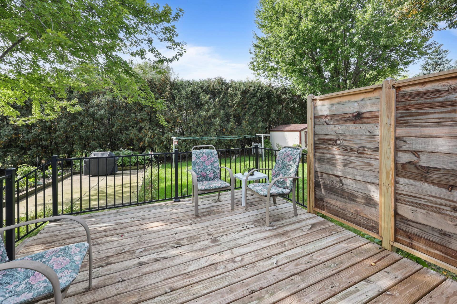 260 Westgate Drive, Winsted, MN 55395 Deck off of kitchen