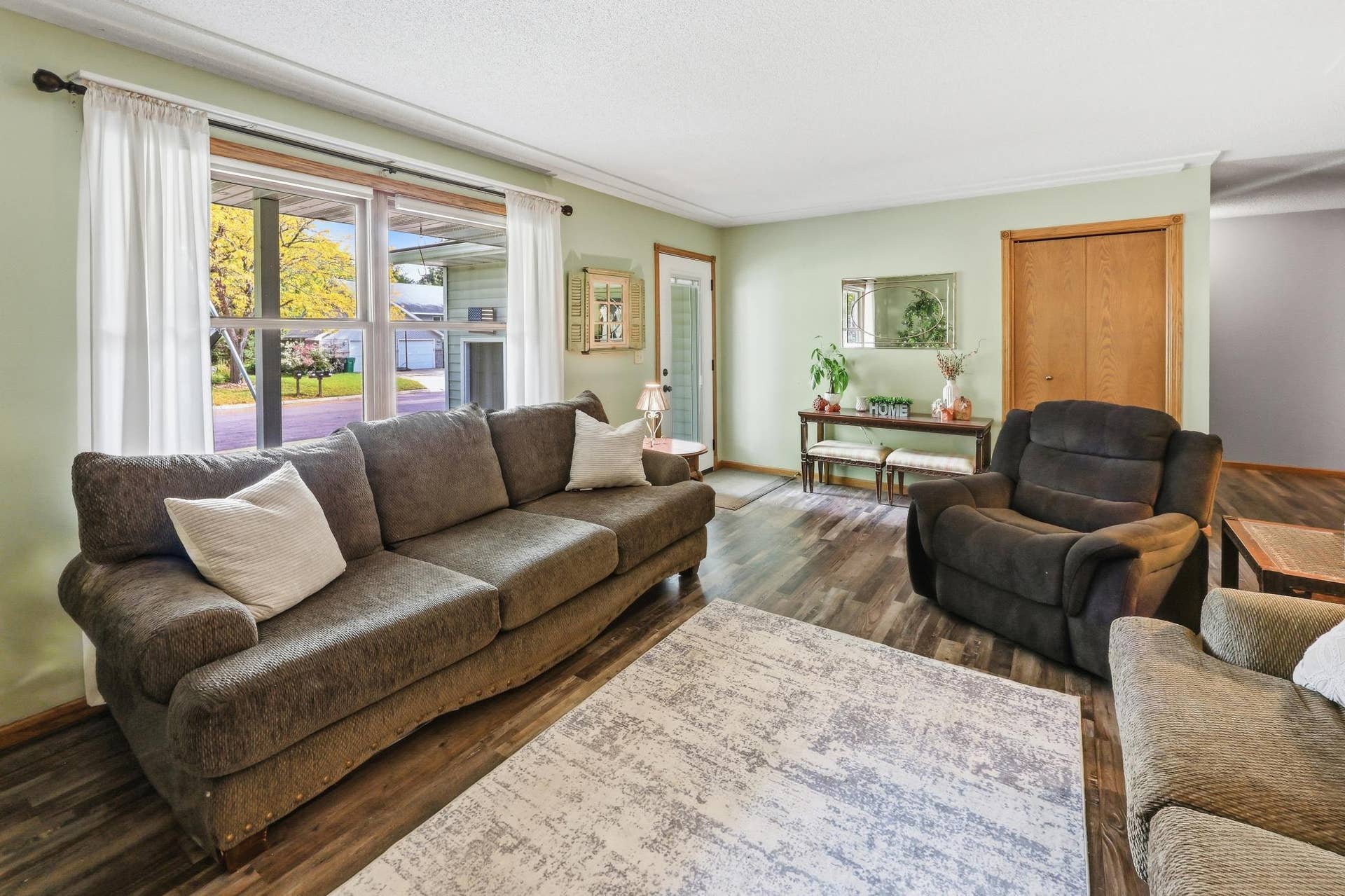 260 Westgate Drive, Winsted, MN 55395 Living Room