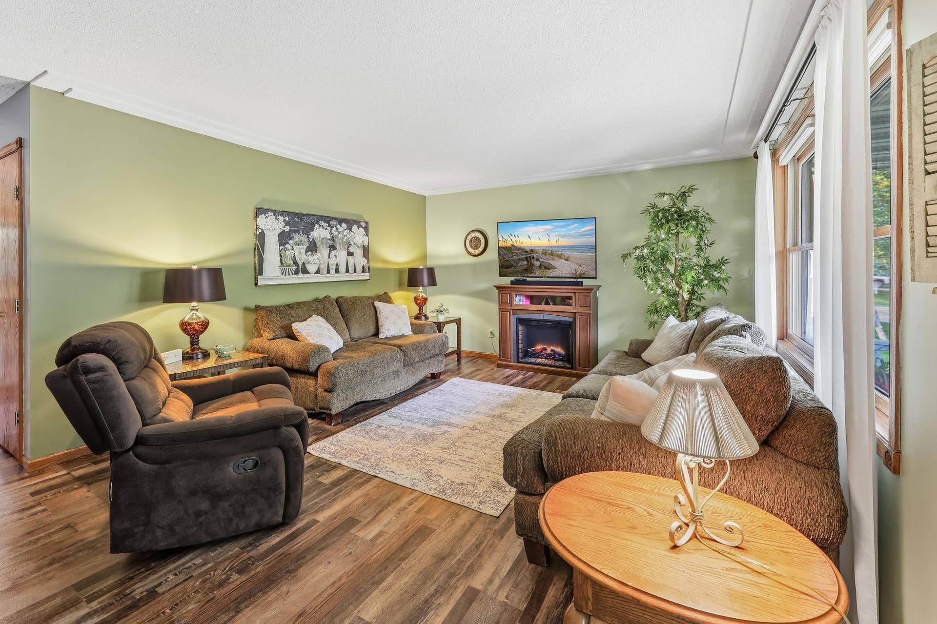 260 Westgate Drive, Winsted, MN 55395 LVP floors