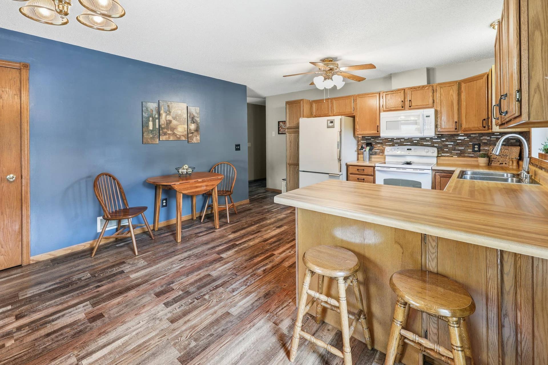 260 Westgate Drive, Winsted, MN 55395 Breakfast Bar