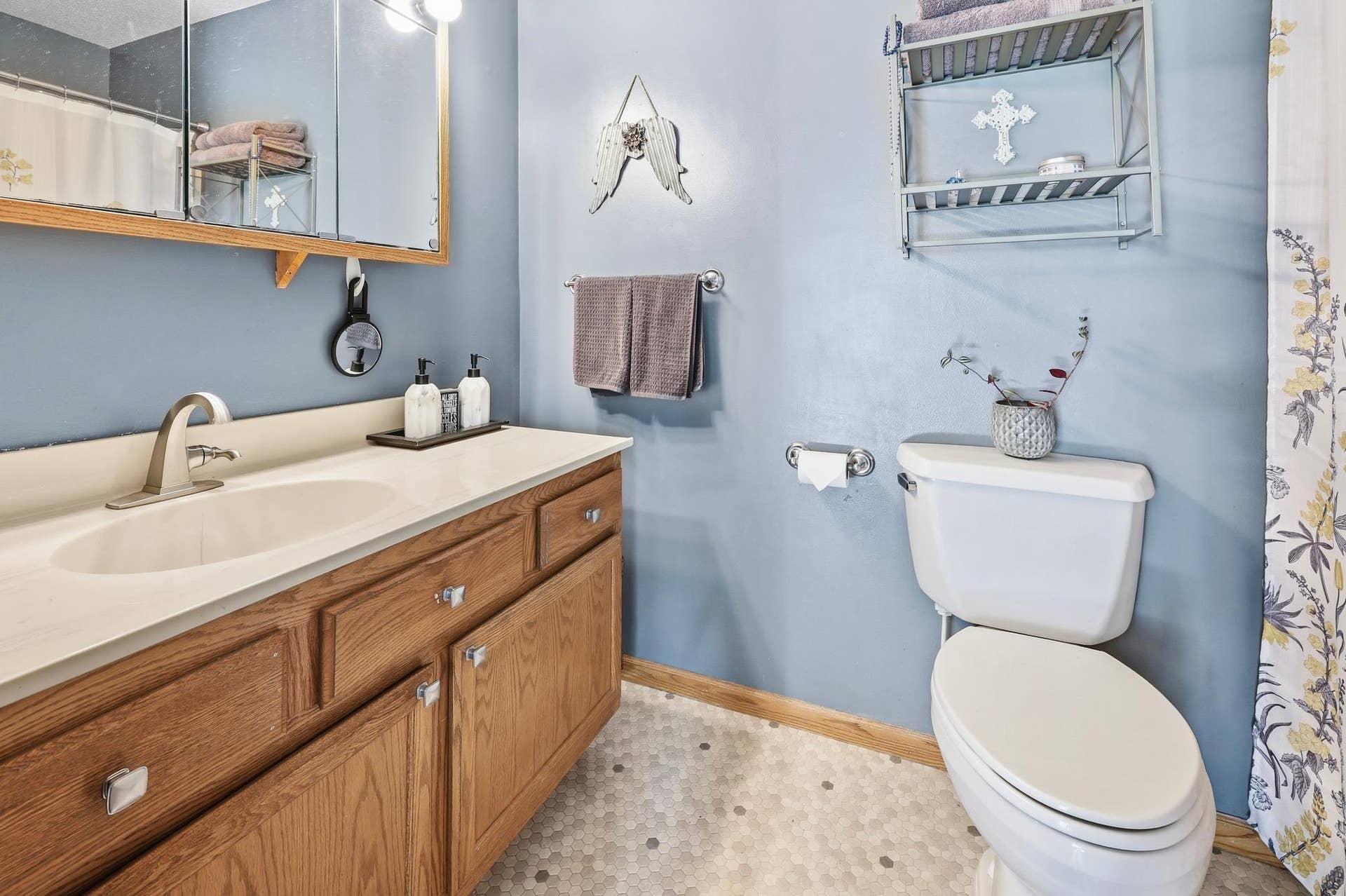 260 Westgate Drive, Winsted, MN 55395 Main Floor Bath