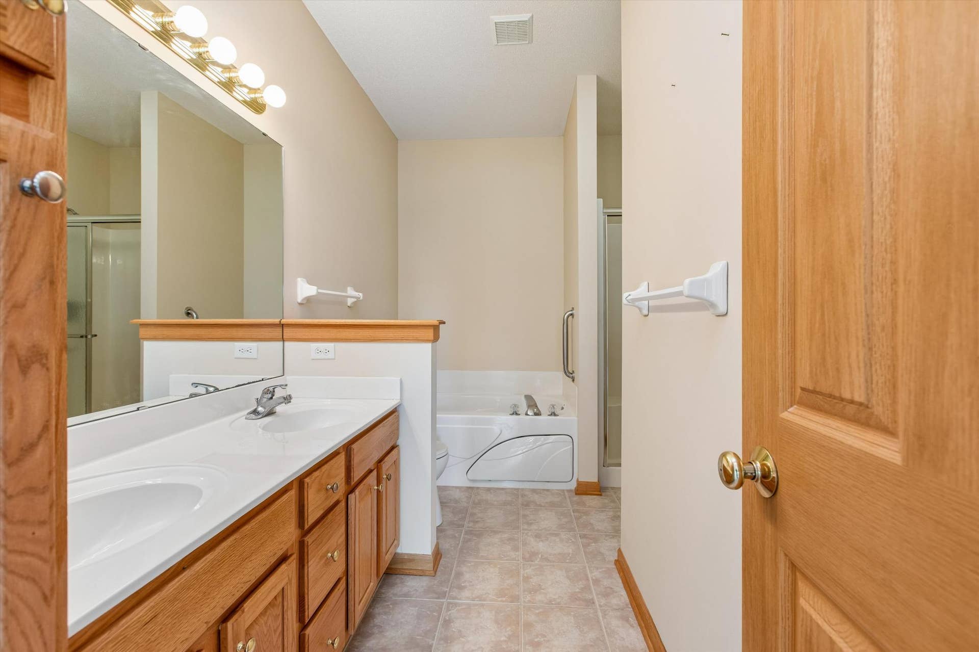 505 Holly Lane N, Oakdale, MN 55128 Primary Bath