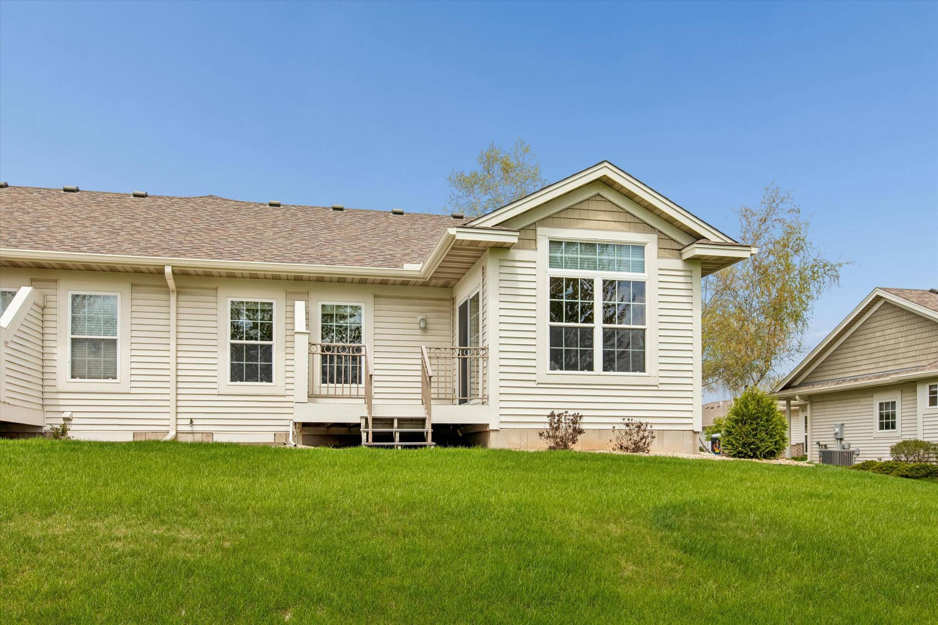 505 Holly Lane N, Oakdale, MN 55128 Back Deck