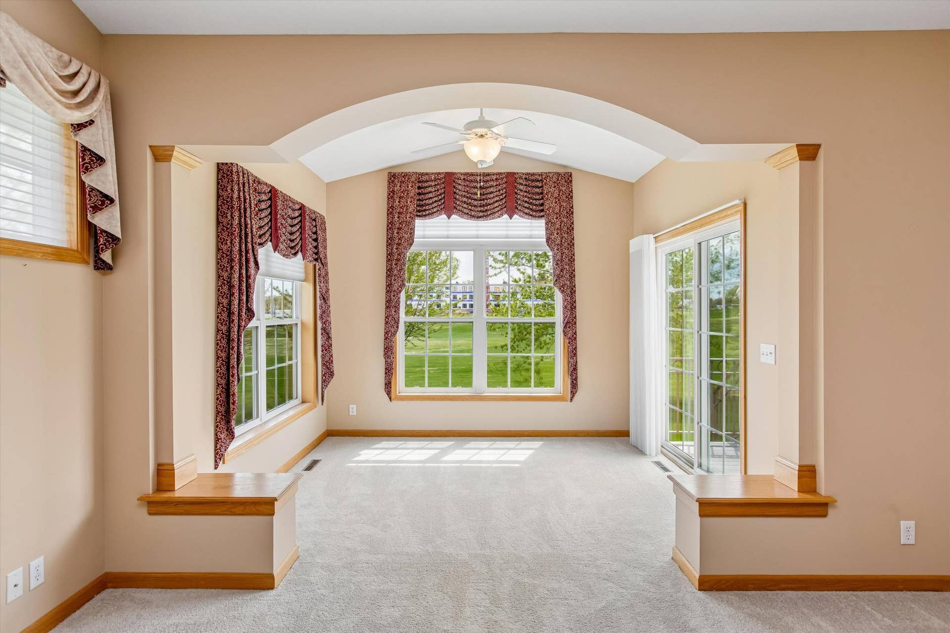 505 Holly Lane N, Oakdale, MN 55128 Sun Room