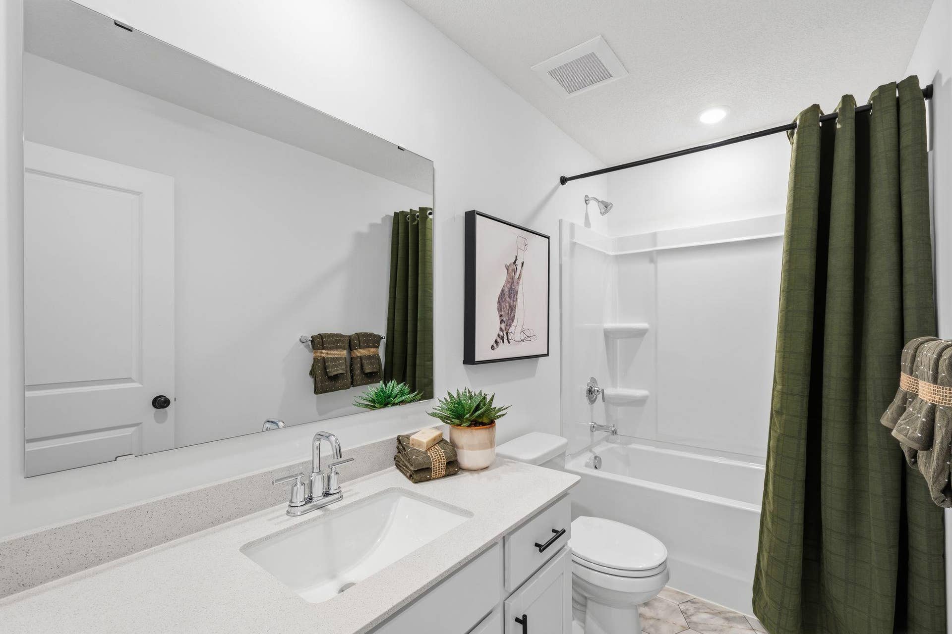 4004 Hayward Avenue N, Oakdale, MN 55128 Situated near the secondary bedrooms, this full-sized bathroom comes well-equipped with a quartz-topped vanity and a combination shower and tub to maximize the interior space.