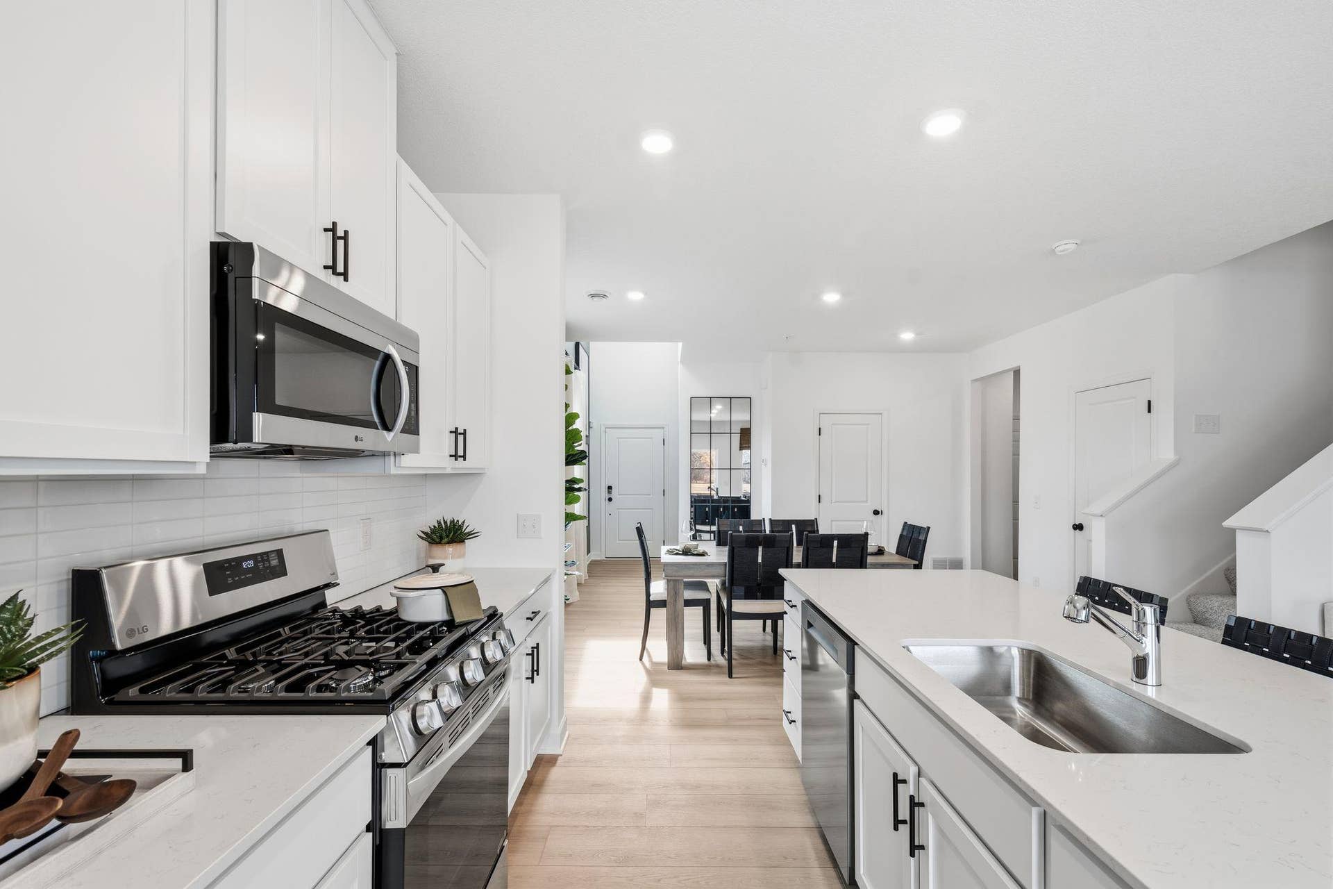 4004 Hayward Avenue N, Oakdale, MN 55128 LED lighting at the center island illuminates the space in an elegant manner for food prep and other daily needs