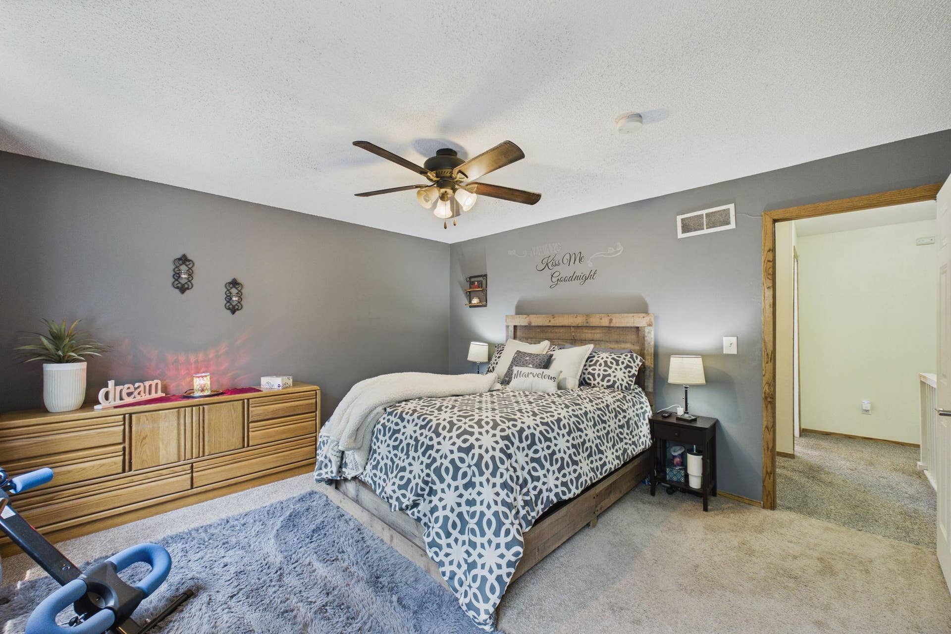 1467 Goodwin Avenue N, Oakdale, MN 55128