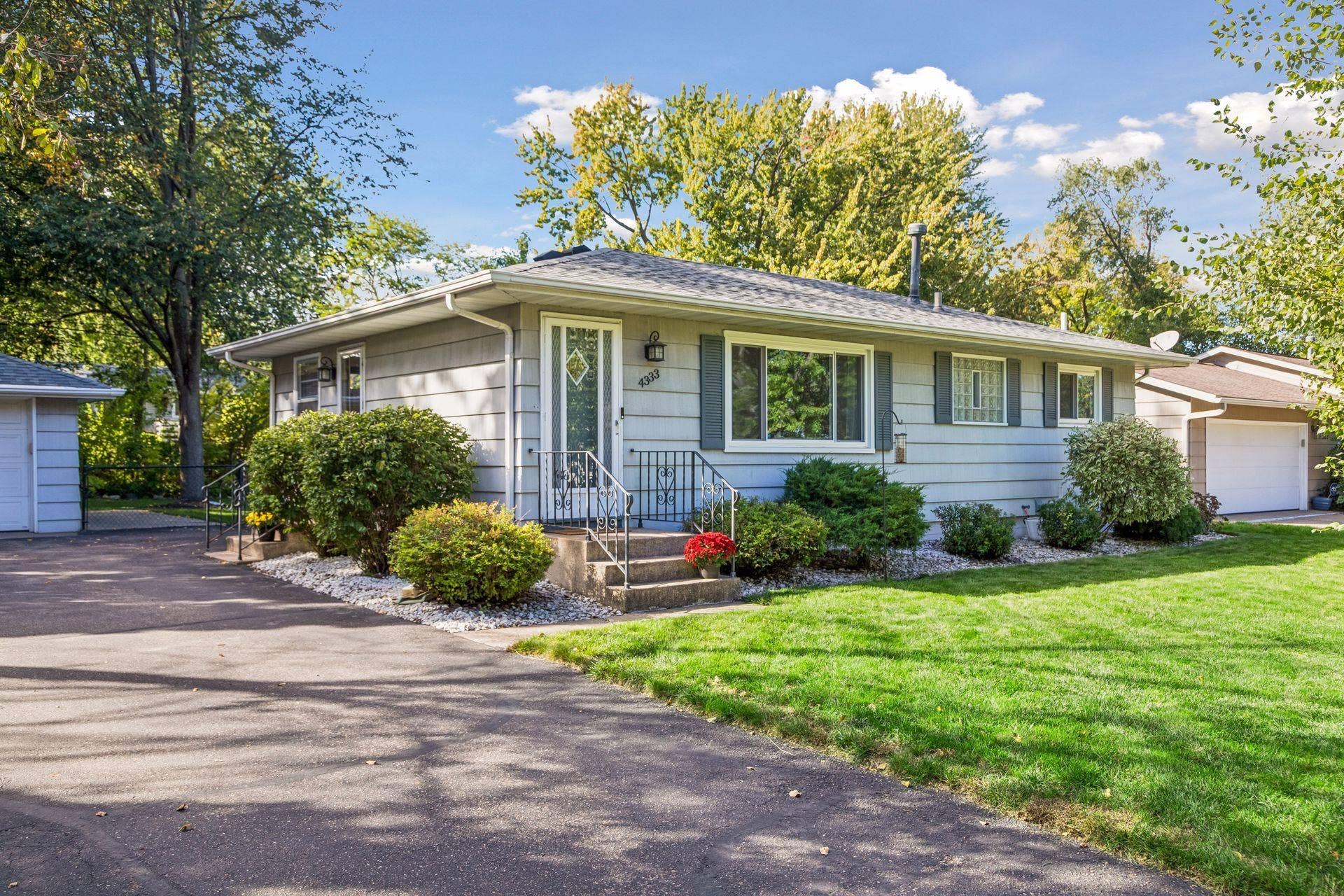 4333 Diamond Drive, Eagan, MN 55122 Welcome home to 4333 Diamond Drive!
