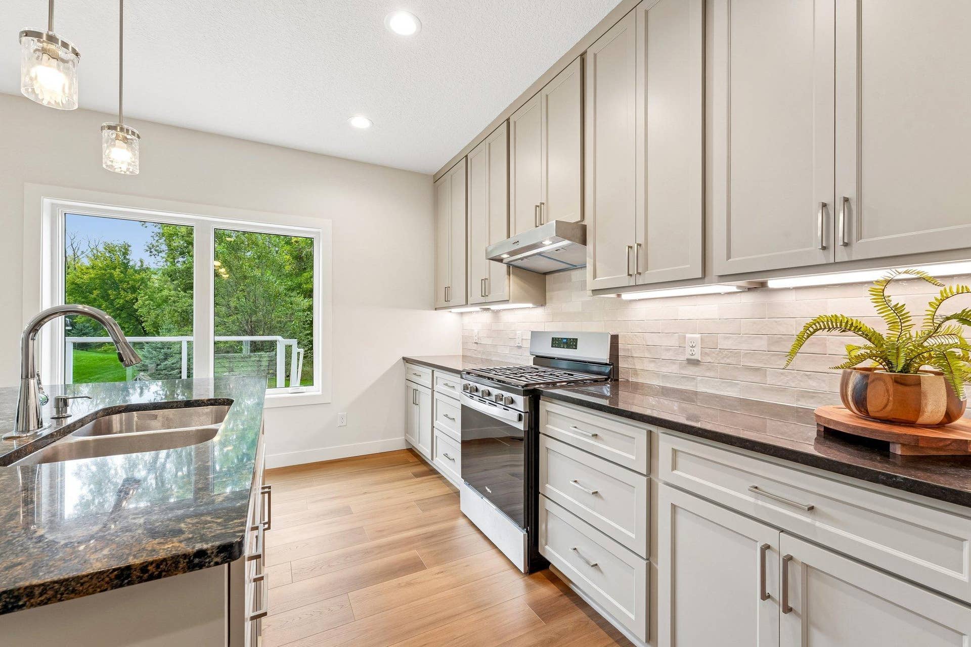 325 County Road B W, Roseville, MN 55113 21-web-or-mls-County Road B-S0110-021.jpg