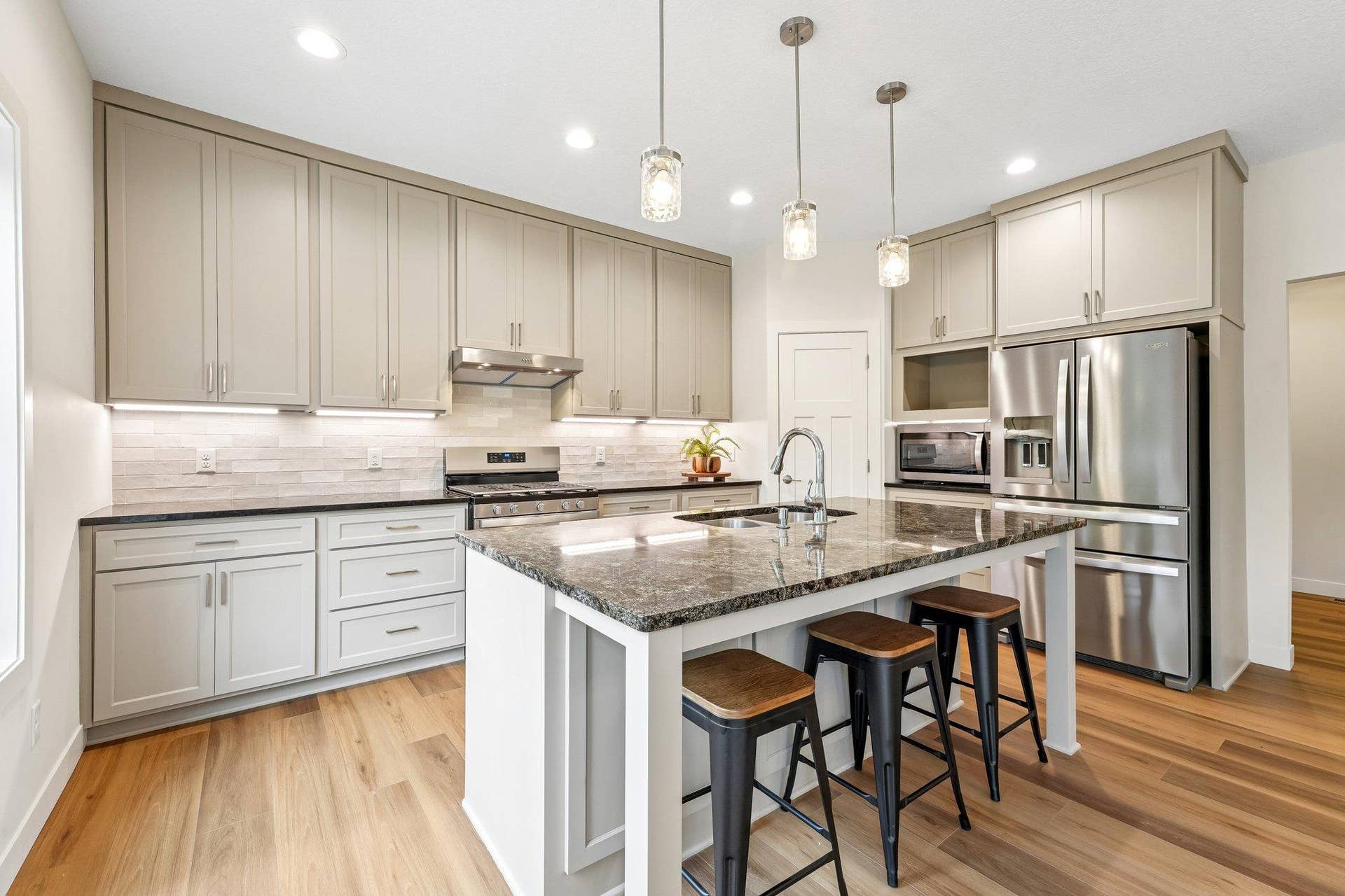 325 County Road B W, Roseville, MN 55113 18-web-or-mls-County Road B-S0110-018.jpg