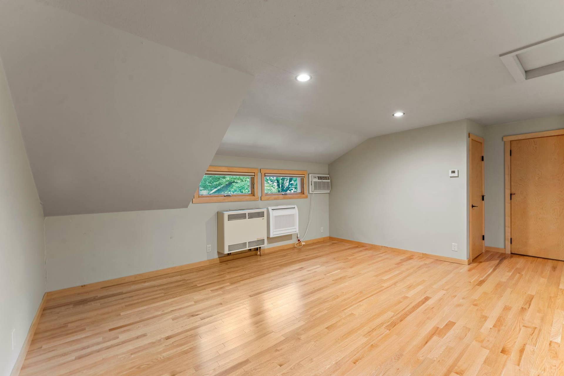80-web-or-mls-1522 Hague Ave-38.jpg