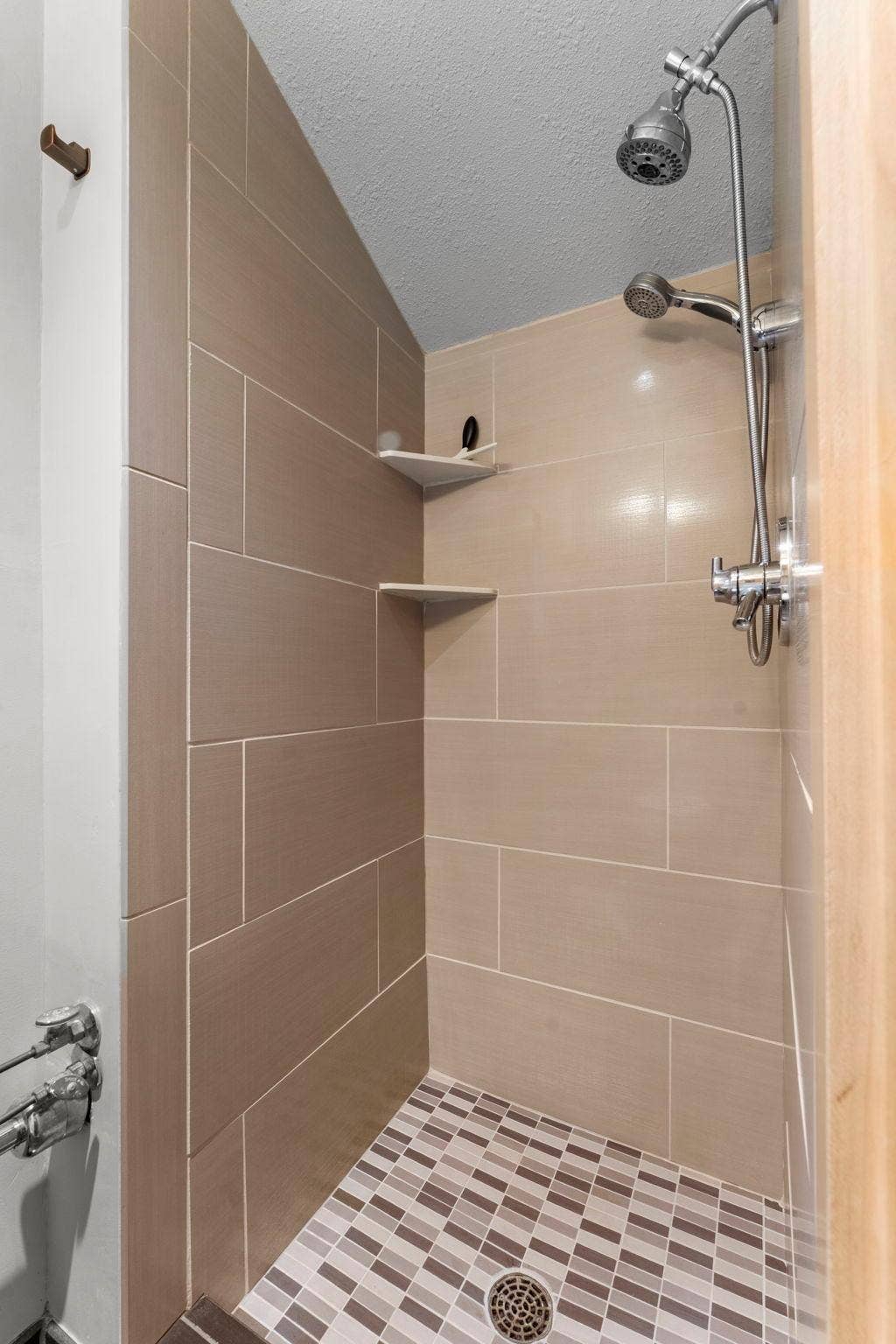 88-web-or-mls-1522 Hague Ave-78 (3).jpg