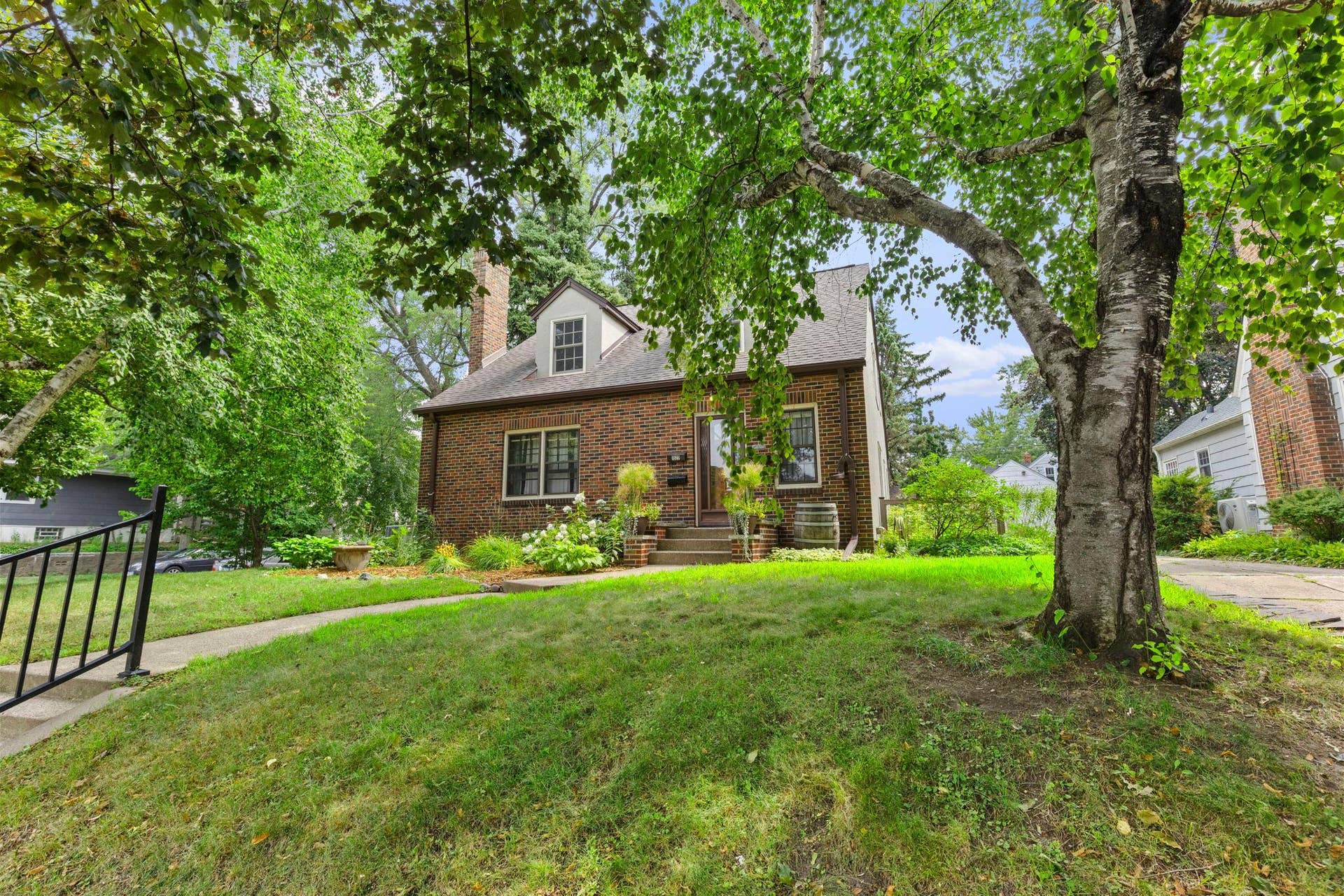 2-web-or-mls-1522 Hague Ave-15.jpg