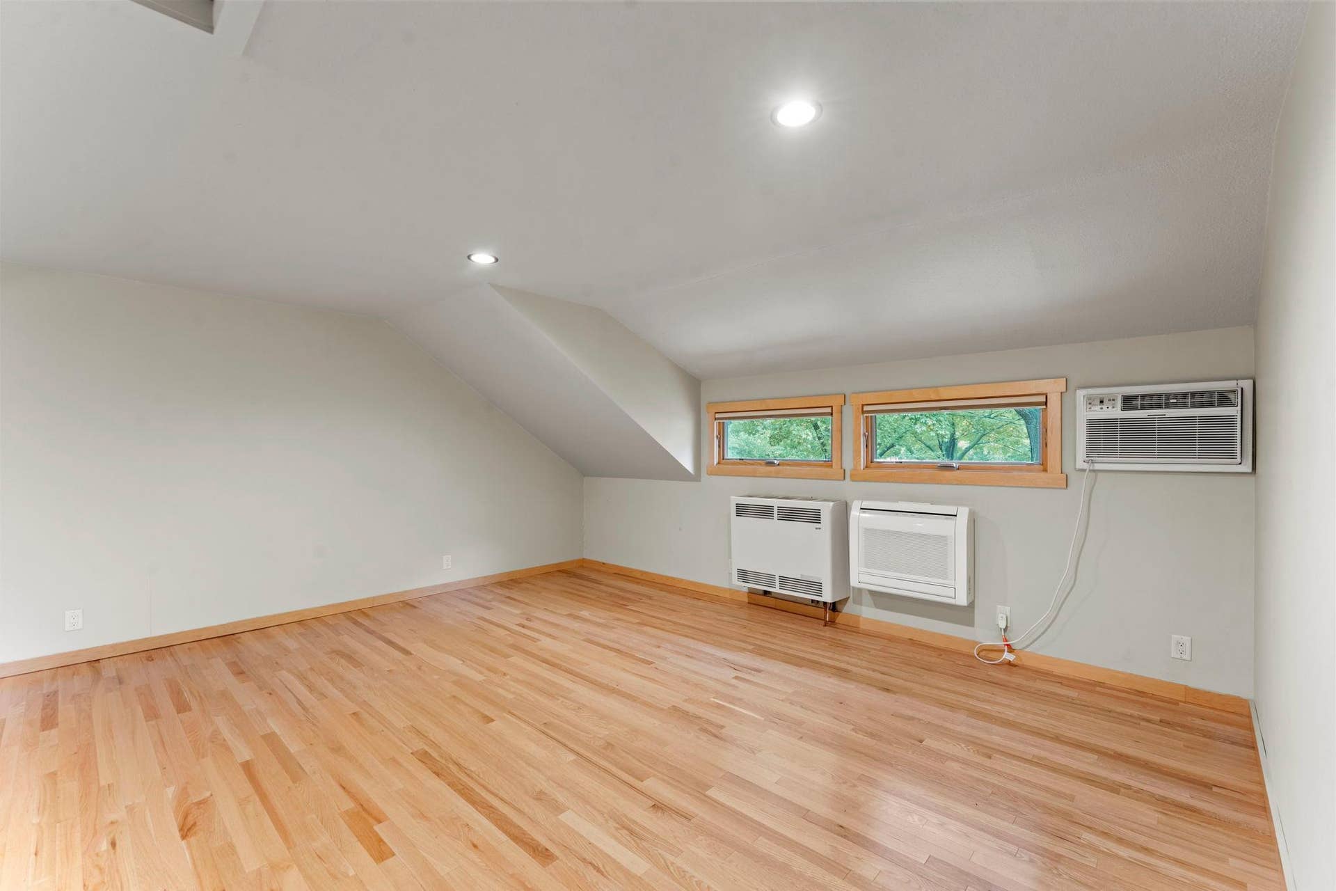 77-web-or-mls-1522 Hague Ave-23.jpg