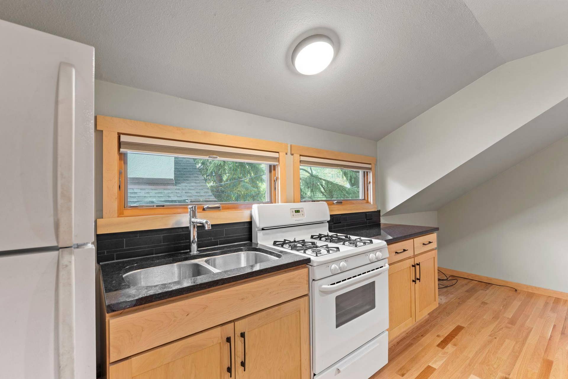 84-web-or-mls-1522 Hague Ave-58.jpg