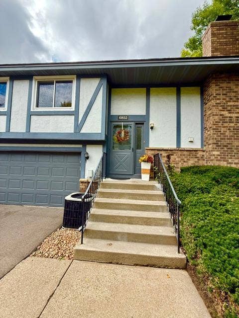 6852 Macbeth Circle, Woodbury, MN 55125 Fresh paint and carpet inside