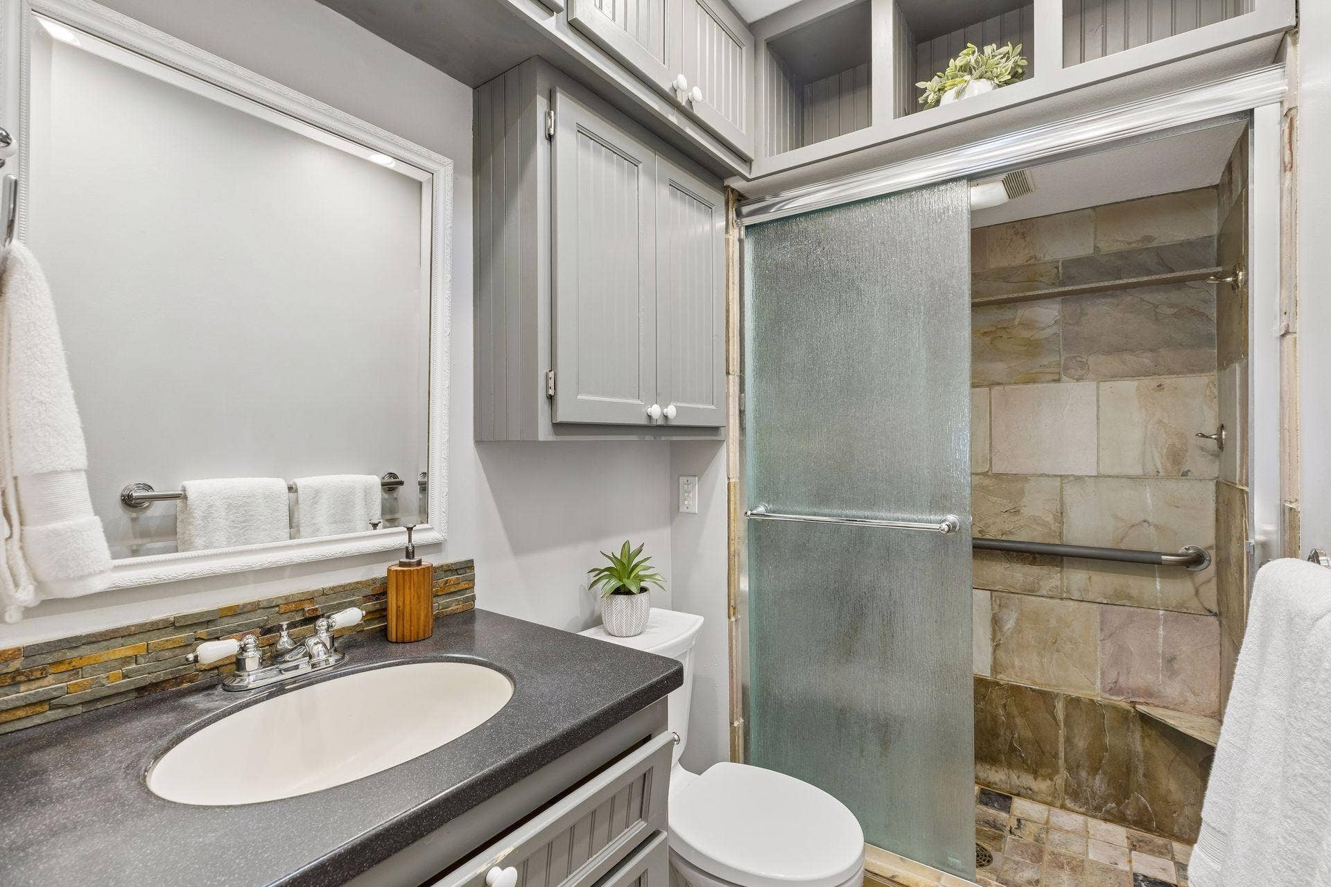 1860 Juneau Lane N, Plymouth, MN 55447 1860 Juneau Lane N, Plymouth, MN 55447