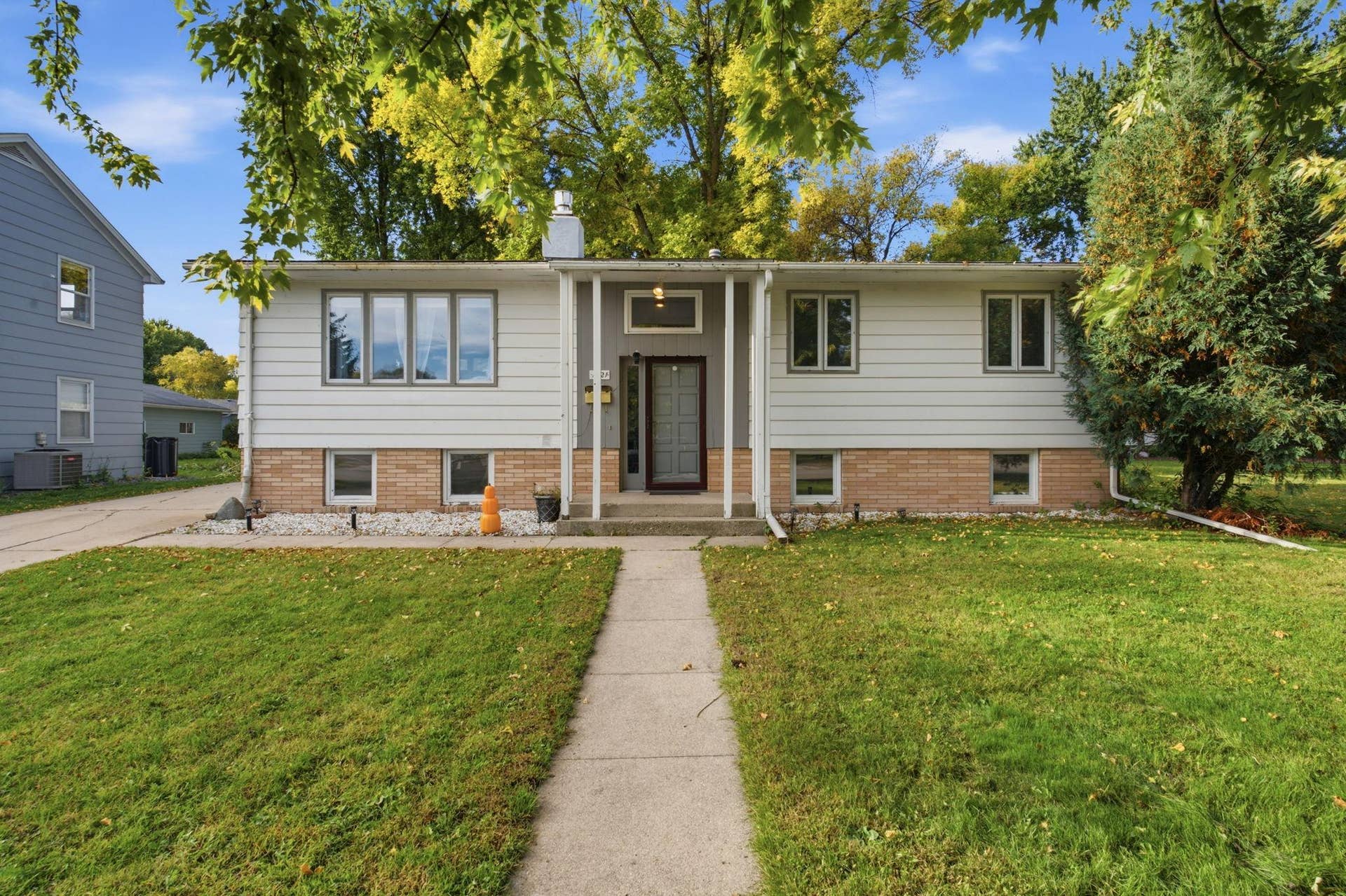 1221 13th Avenue SW, Willmar, MN 56201 1221- Welcome Home!
