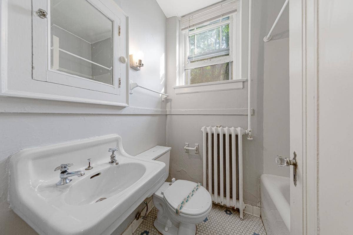 21 Bathroom.jpg
