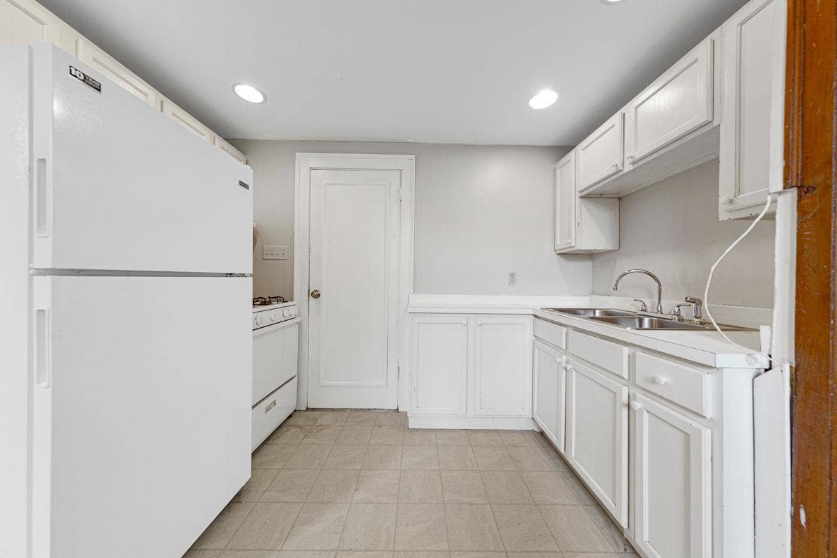18 Kitchen.jpg