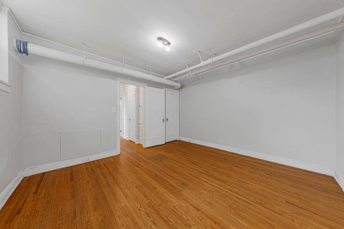 25 Bedroom.jpg