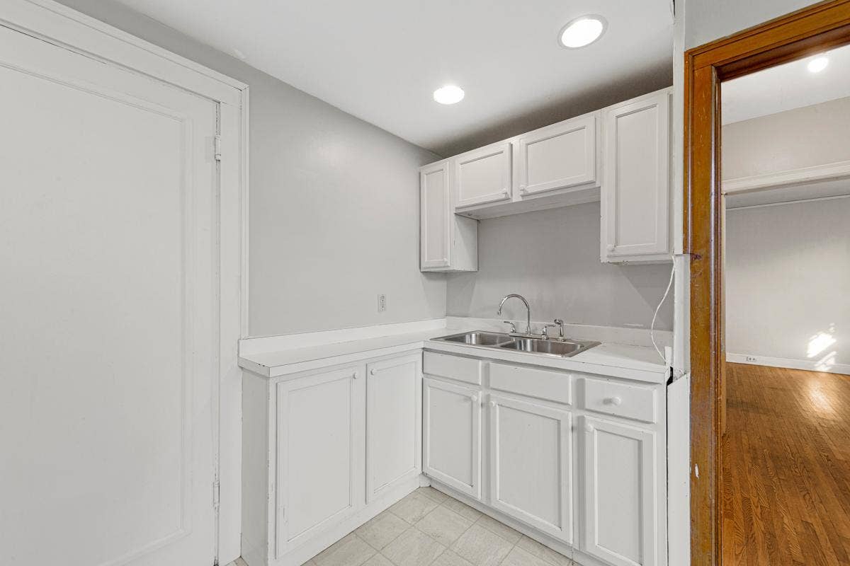 20 Kitchen.jpg