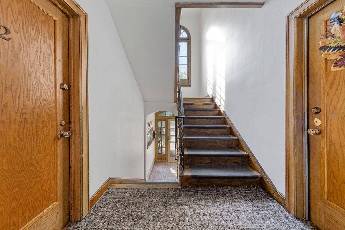 10 Entry_foyer.jpg