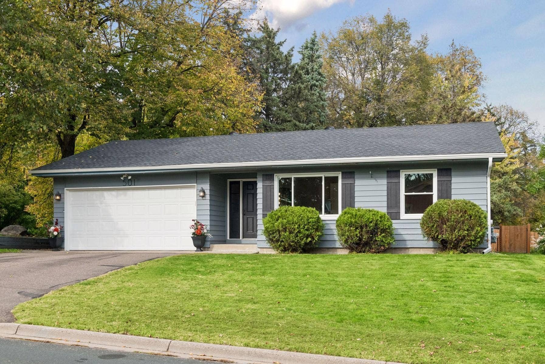 501 Laredo Lane, Chanhassen, MN 55317 501 Laredo Lane, Chanhassen, MN 55317