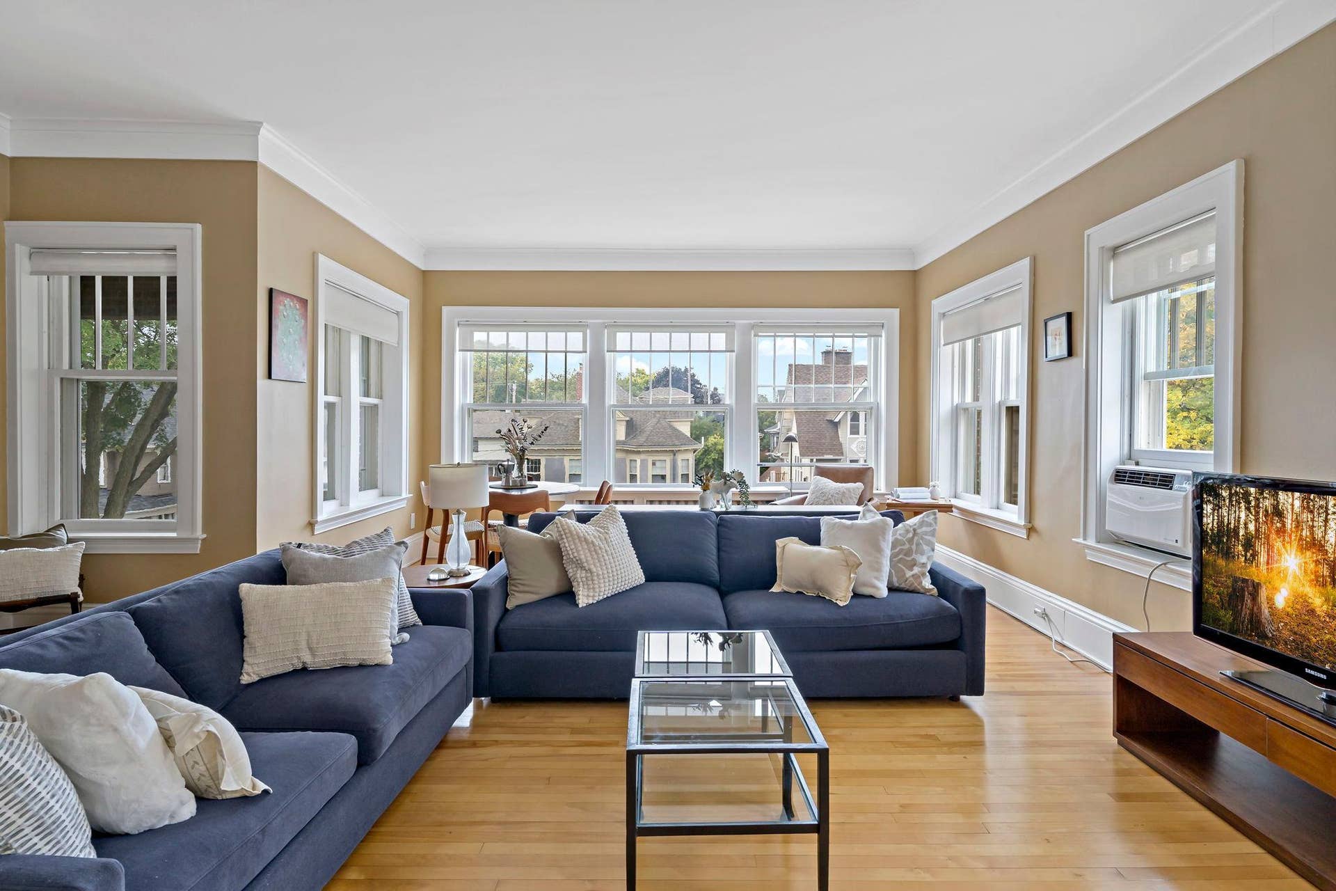 2407 Girard Avenue S, #6, 21, Minneapolis, MN 55405 Spacious living room