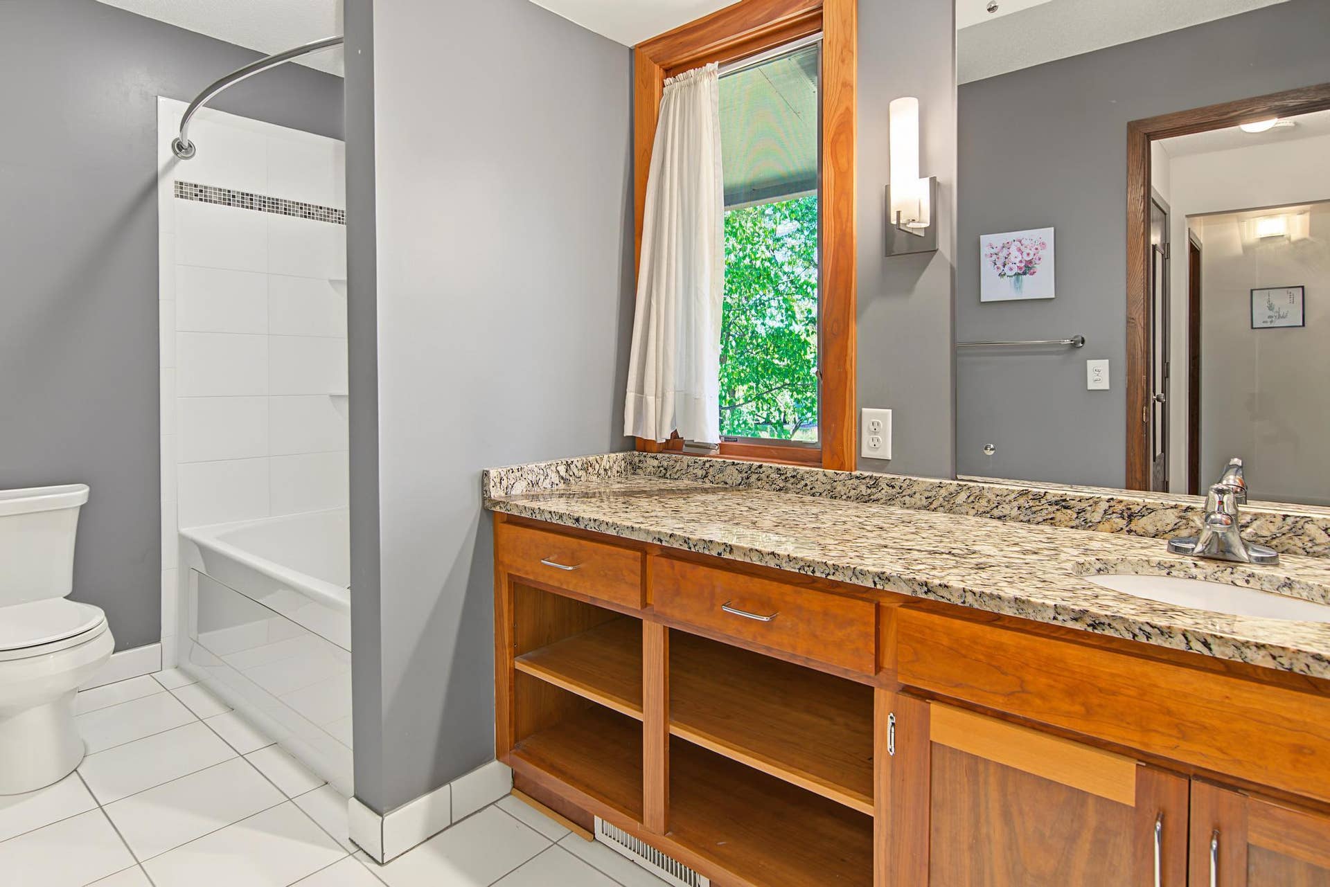 214 Windsor Court, New Brighton, MN 55112 Upper Level Full Bath