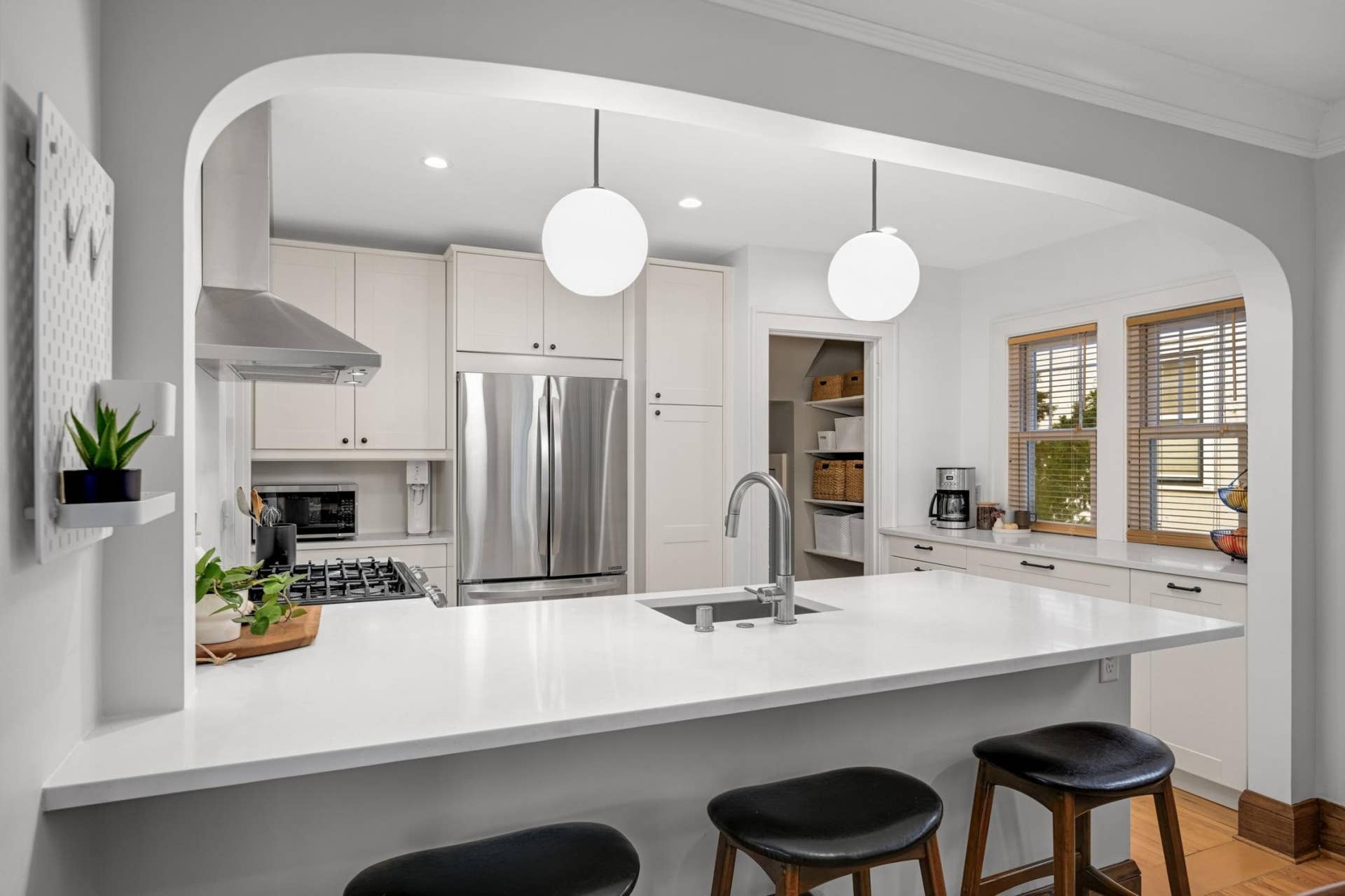 4036 20th Avenue S, 73, Minneapolis, MN 55407 This peninsula is perfect for entertaining