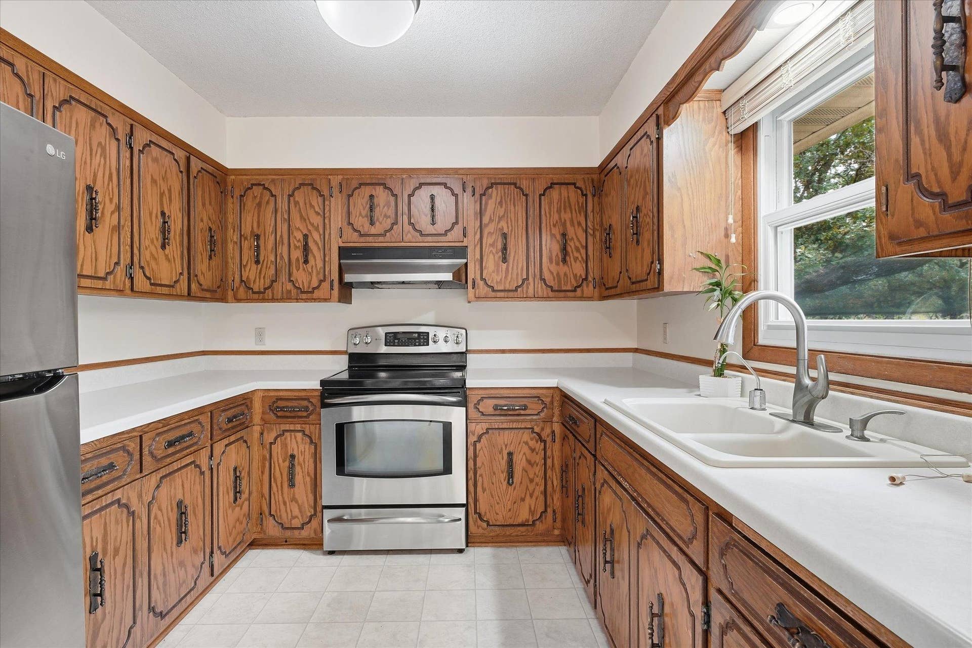 20761 187th Avenue NW, Big Lake, MN 55309 Extensive cabinet storage, generous workspace.