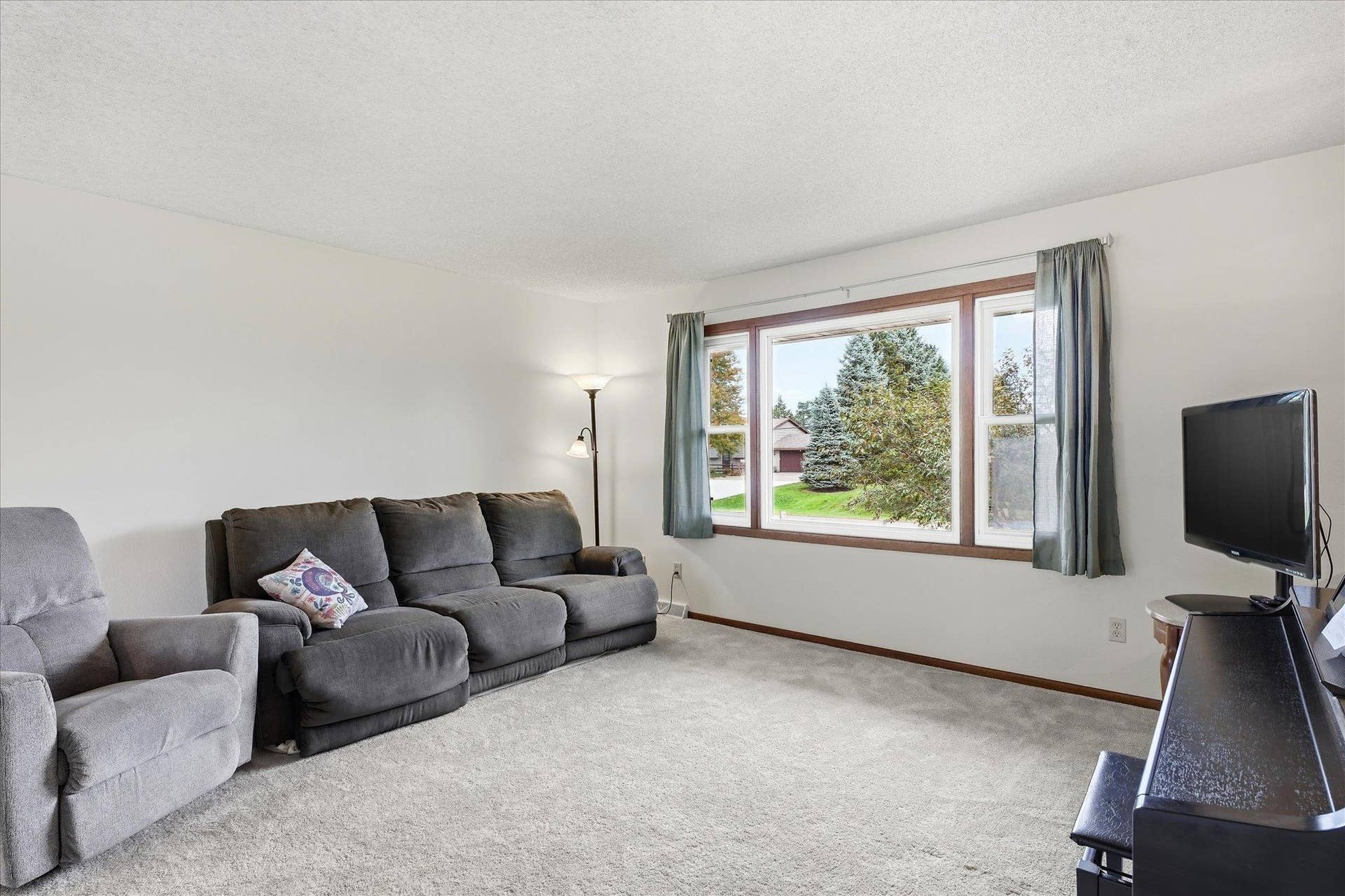 20761 187th Avenue NW, Big Lake, MN 55309 Bright and spacious living room has plenty of room for a large entertainment setup with multiple seating options.