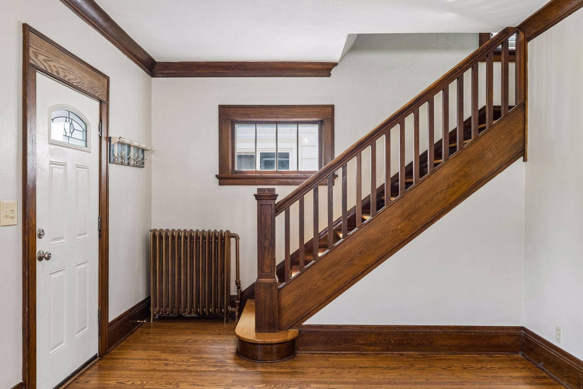 611 Pascal Street N, 93, Saint Paul, MN 55104 Original woodwork shines in this home!